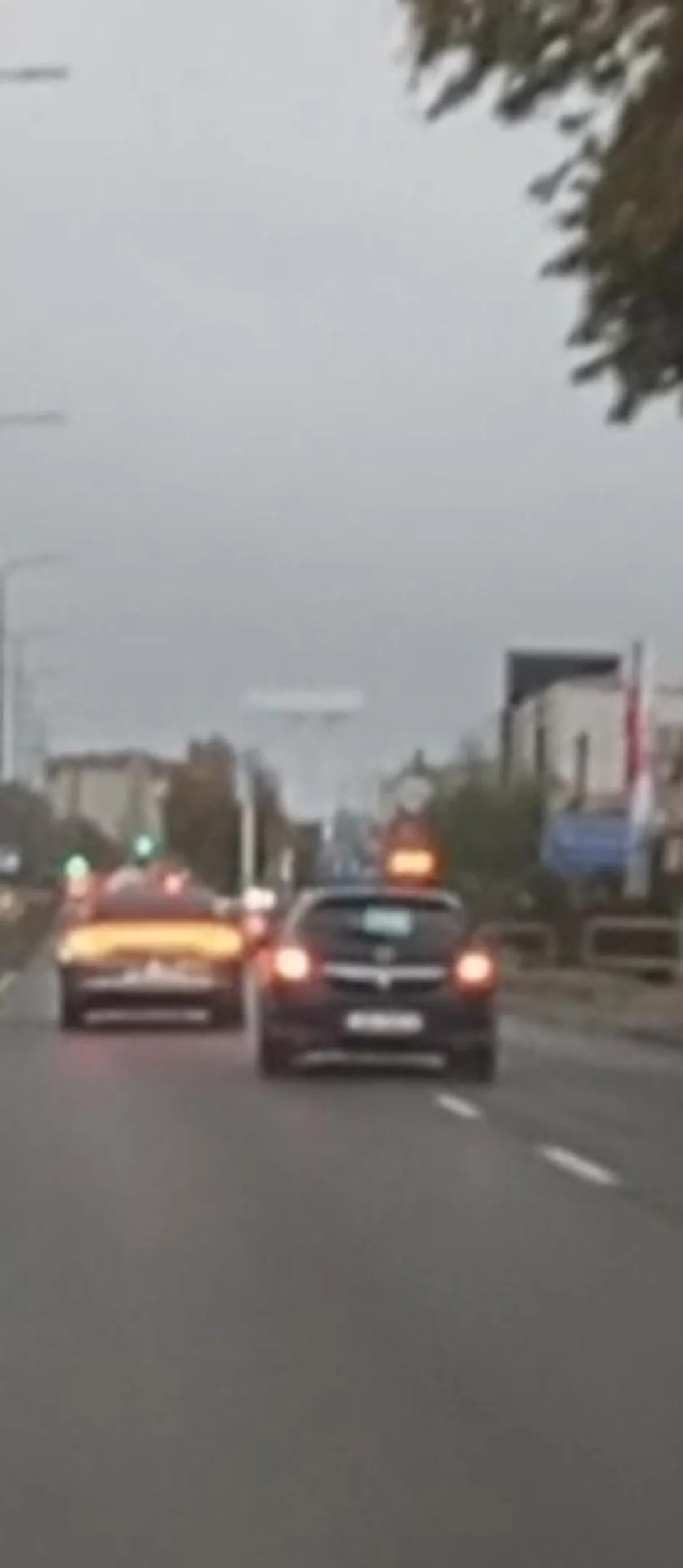 Wariat rajd sobie urządza w  Rumi zmienia pasy jak szalony bez kierunków wymusza wpycha się na chama nie zwraca uwagi na nic.