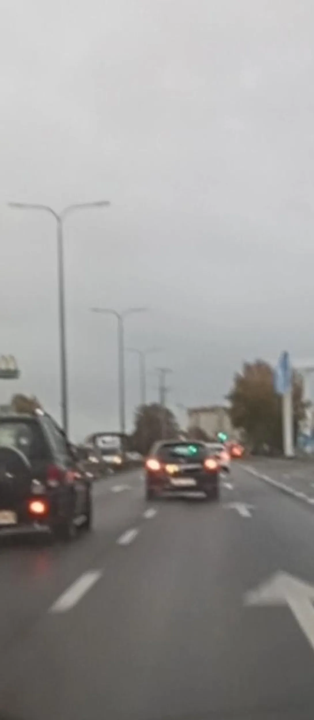 Wariat rajd sobie urządza w  Rumi zmienia pasy jak szalony bez kierunków wymusza wpycha się na chama nie zwraca uwagi na nic.