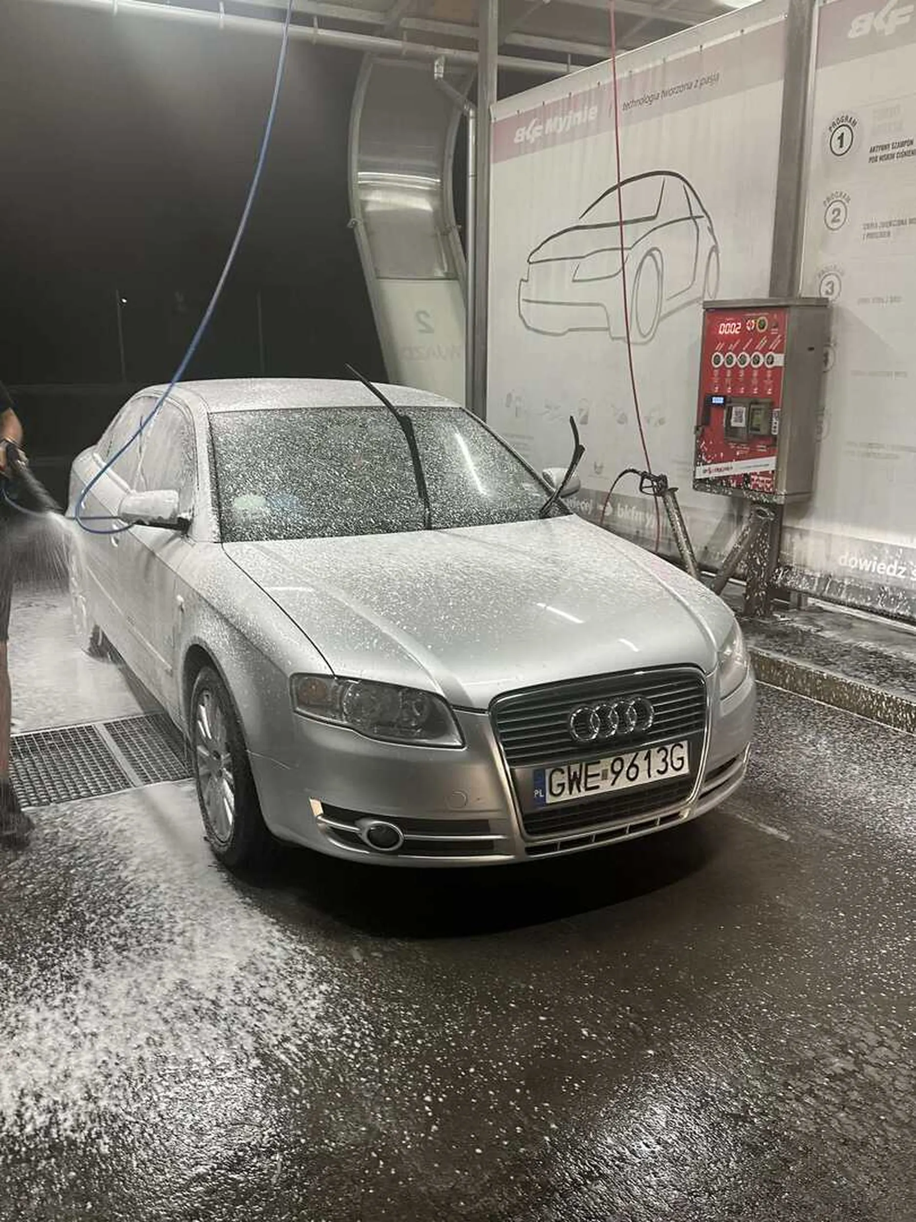 po krótkiej rozmowie spowodowanej tym, że wepchnął się w kolejkę na myjni, można wywnioskować po jego zachowaniu, że kierowca jest w jakimś stopniu chory psychicznie, ma mały zasób słów oprócz przekleństw i trochę mało myśli. Współczuje :(