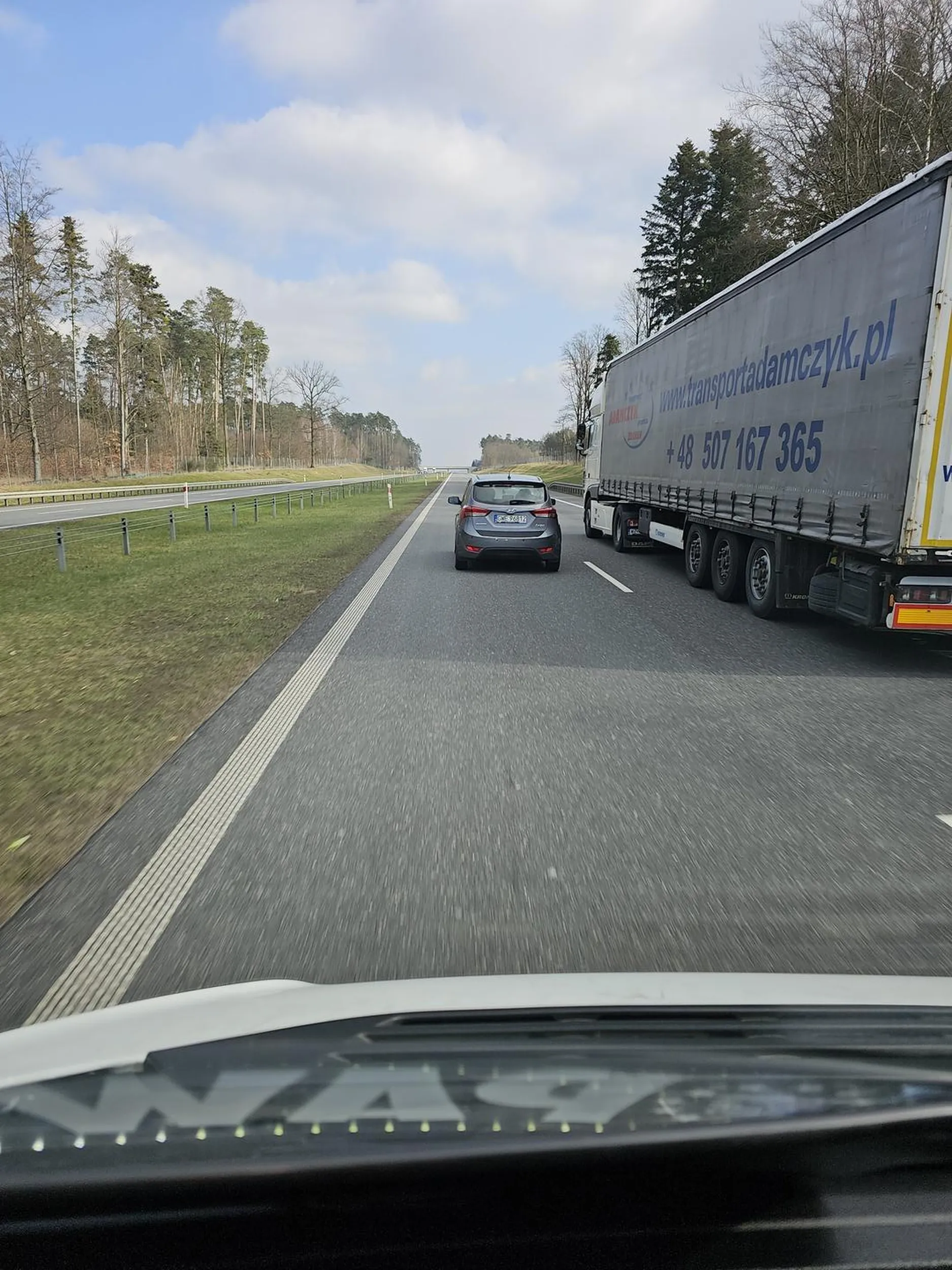 Co dziadu ból dupy masz ze cie bus cisnie na s8 i nie zjezdzasz na prawy pas a jak juz zjechales to ciagle przyspieszales chamoe za co jest mandat i tak damo za blokowanie lewego pasa