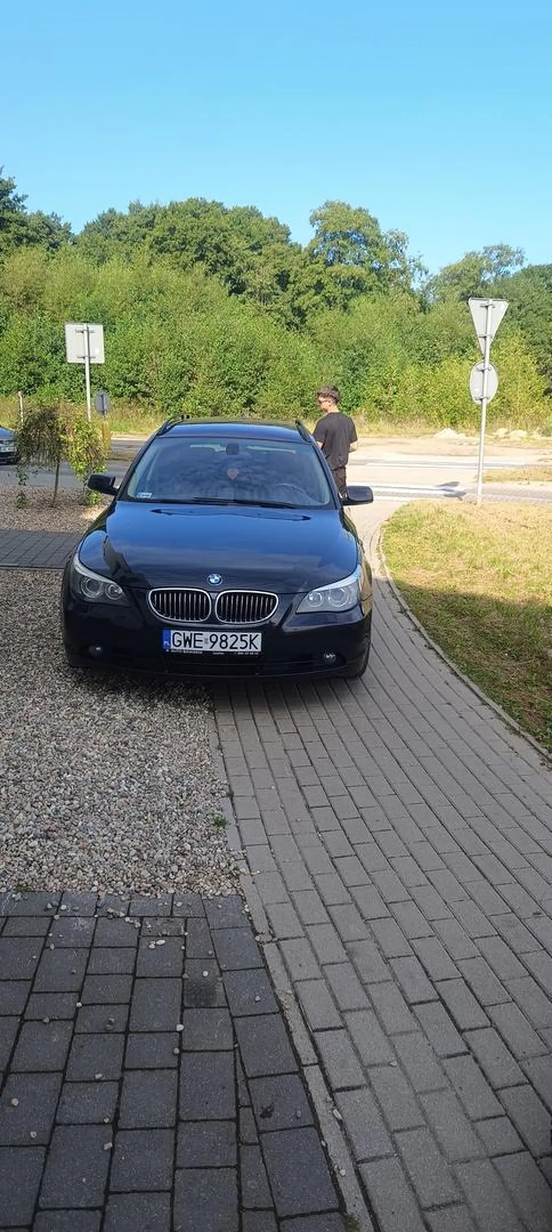 Parkowanie na chodniku brak możliwości przejścia z wózkiem dziecięcym i jazda po chodniku