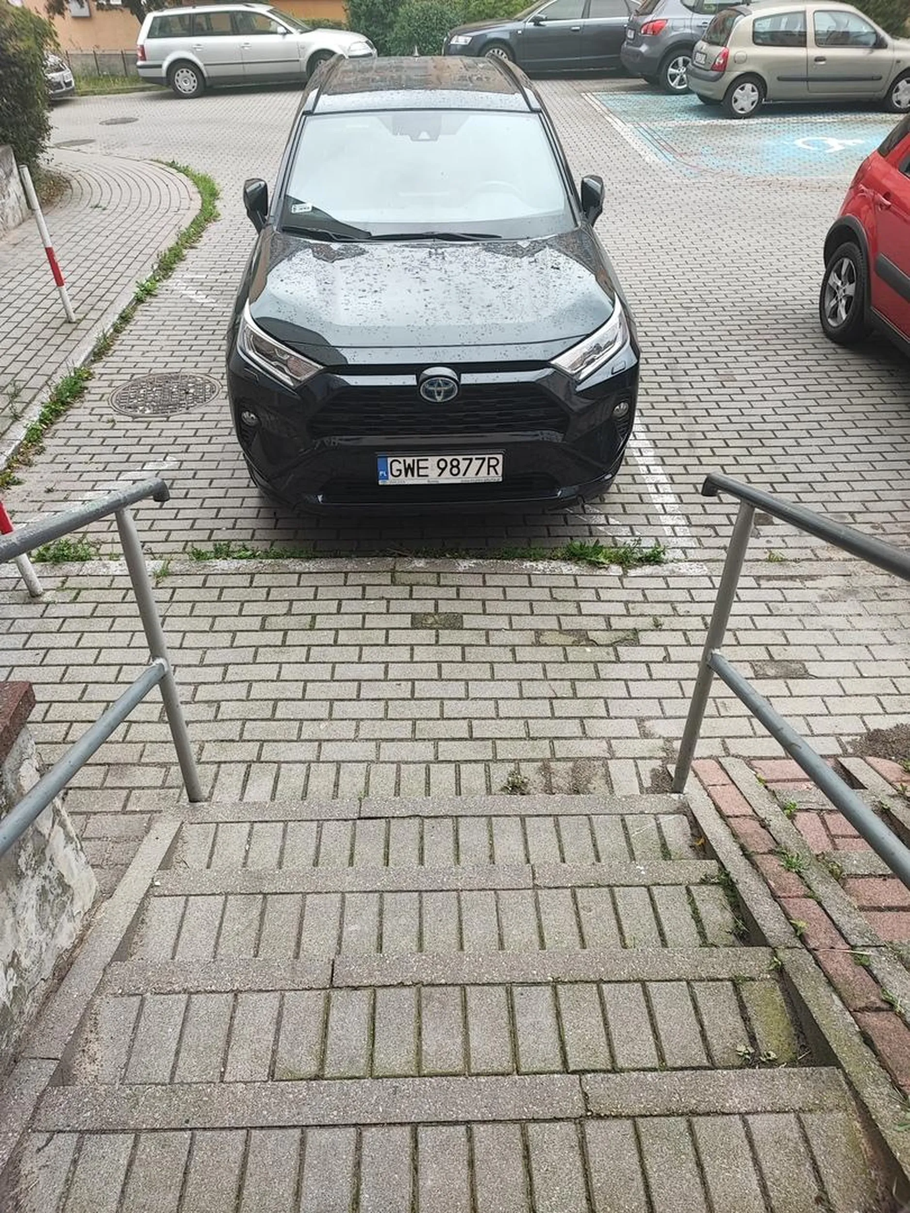 Wsiun staje na miejscu dla niepelnosprawnych, 10 m dalej miejsca, ale trudno sprawne nogi uzyc