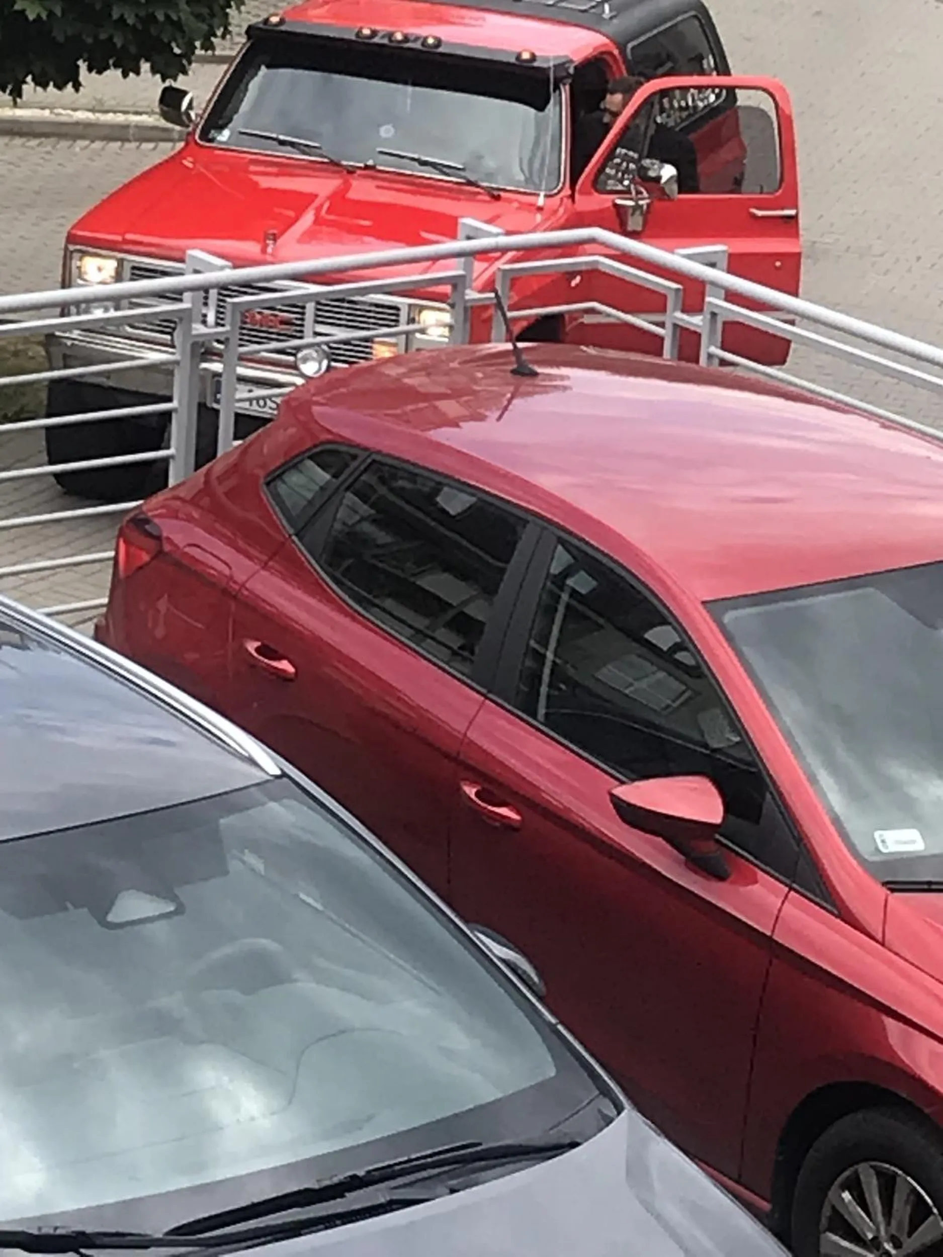 Szanowny pan zostawił auto z silnikiem v6, 2,8l, benzyna na chodzie blokując ruch prawostronny obok hali garażowej na jakieś 10 minut bez opieki (auto było włączone). Czuć i słychać było na osiedlu dosadnie. To nie pierwszy raz taka sytuacja miała miejsce.