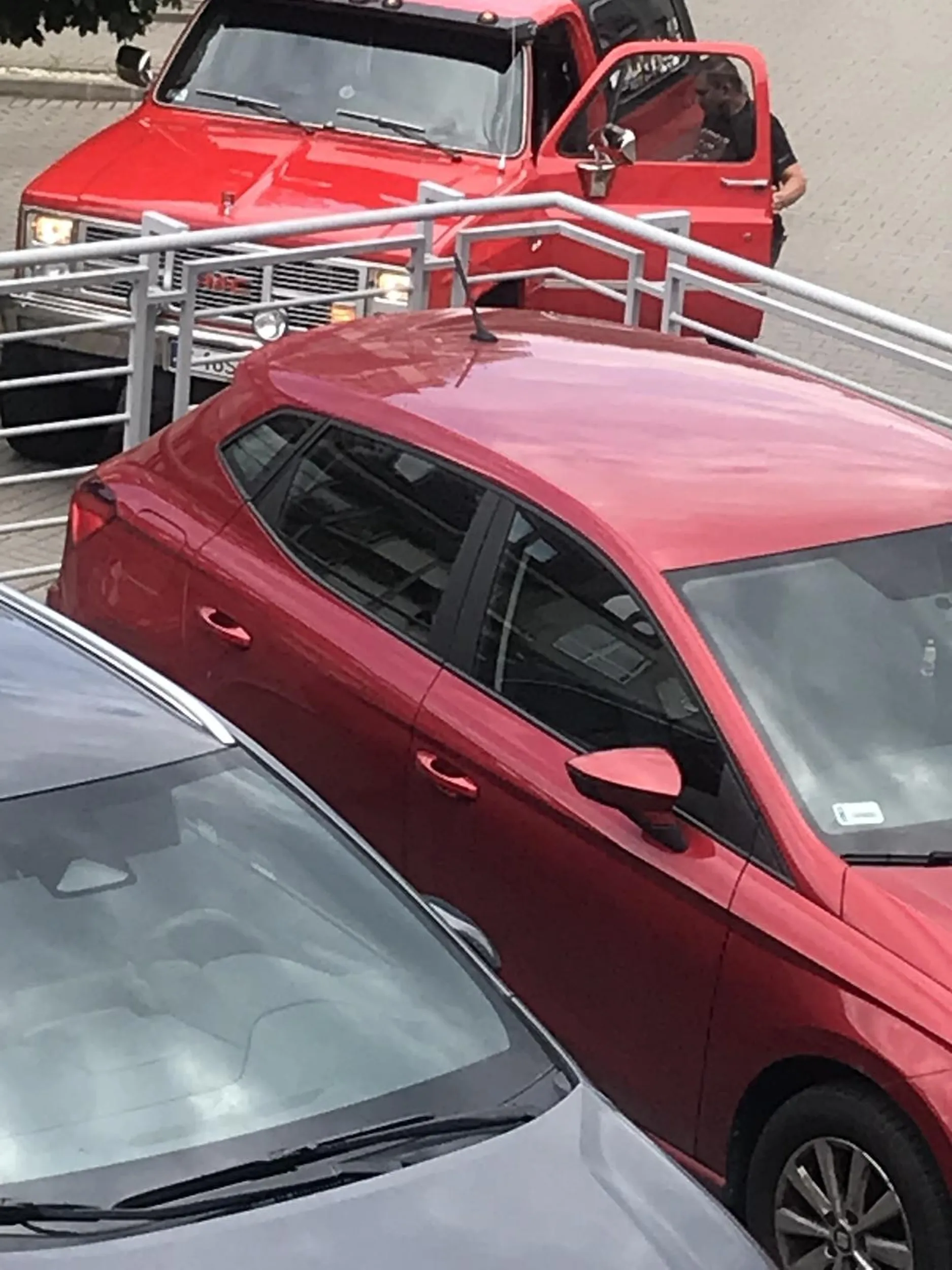 Szanowny pan zostawił auto z silnikiem v6, 2,8l, benzyna na chodzie blokując ruch prawostronny obok hali garażowej na jakieś 10 minut bez opieki (auto było włączone). Czuć i słychać było na osiedlu dosadnie. To nie pierwszy raz taka sytuacja miała miejsce.