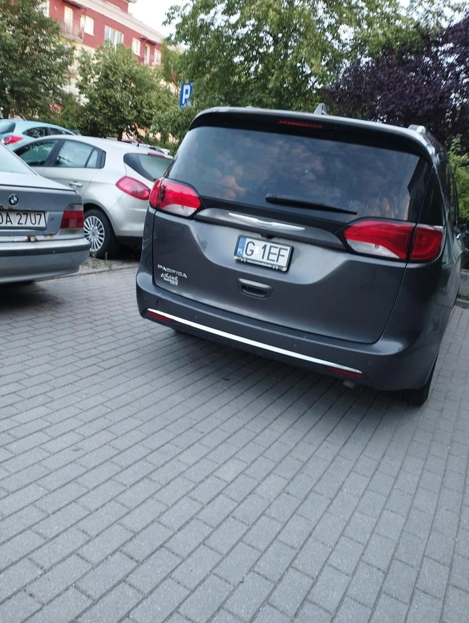 Notoryczne zastawianie parkingu przy przytulnej w Gdańsku. Ziomek stoi całą noc a ludzie nie mogą jechać do pracy.