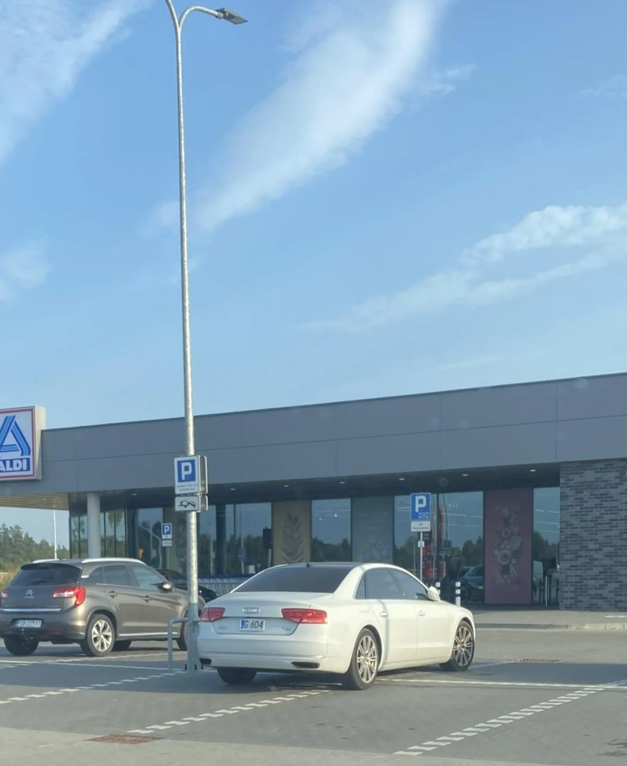 Gwiazda co musi na 4 miejscach zaparkować