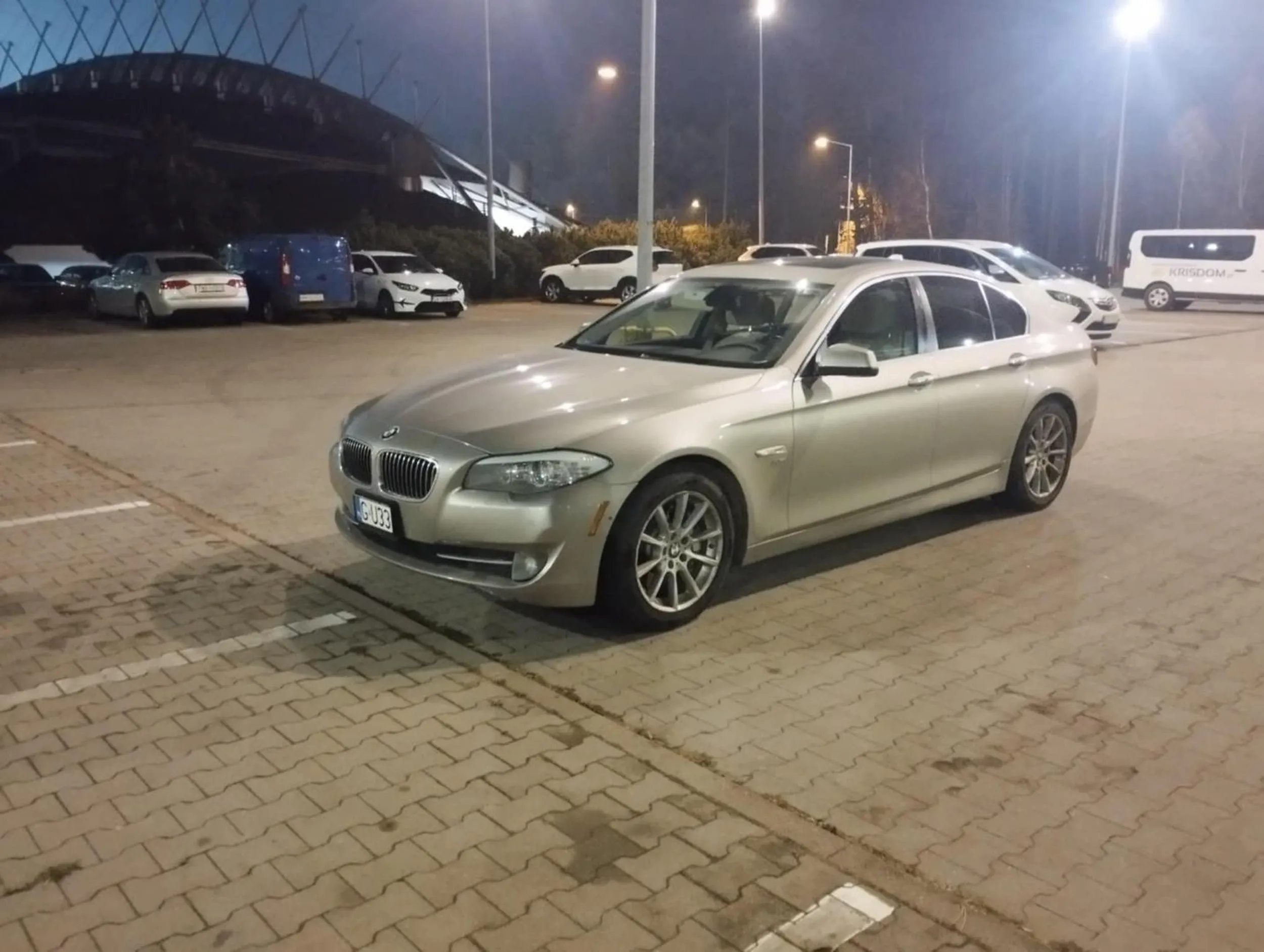 Dziwny proces myślowy kobiecika z bombelkiem stawiającej samochód na parkingu w gdyńskiej Rivierze na środku jezdni w momencie, gdy obok jest pełno miejsc parkingowych. Marka samochodu pewnie nieprzypadkowa.