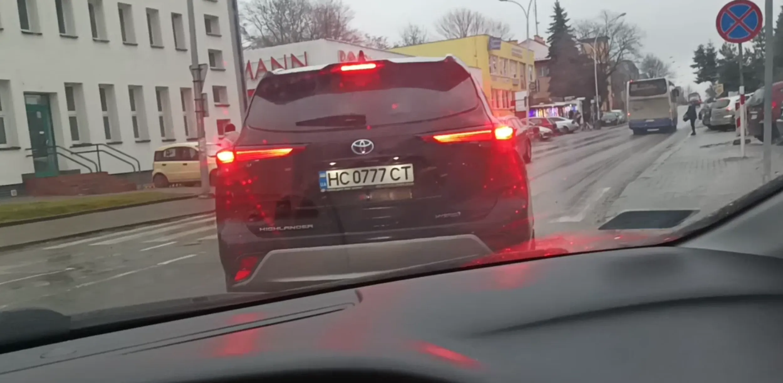 Taktyka szoszońska aktywowana, gdzie kierunkowskazów nie uznaje. Zjeżdża z ronda z lewego pasa na prawy przez linię ciągłą i przejście dla pieszych komuś przed maskę po czym wraca na lewy. Zmiany pasa bez sygnalizowania manewru. Wyprzedzanie po obszarze wyłączonym z ruchu. Przekraczanie dozwolonej prędkości.