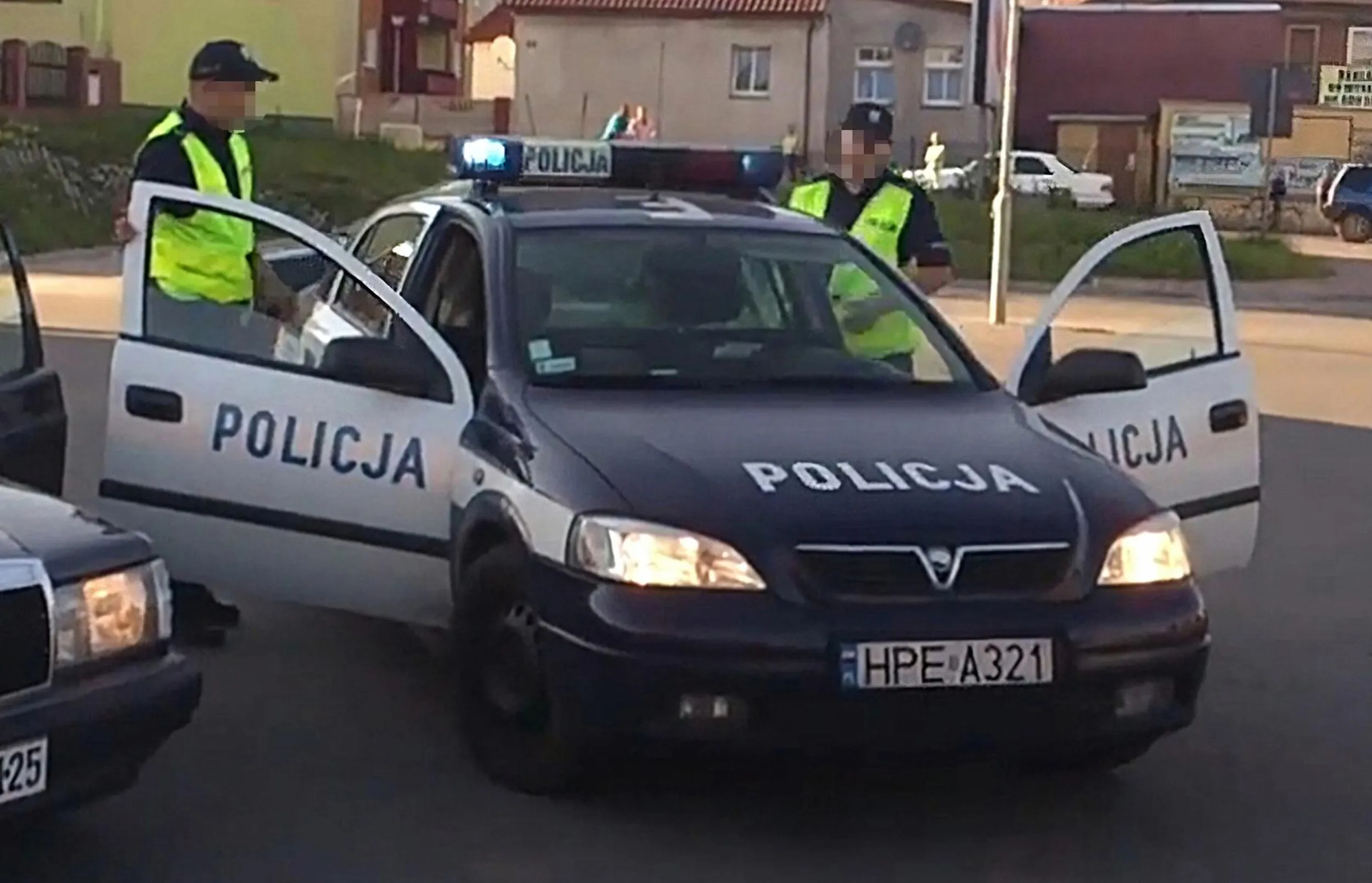 Vauxhall Astra mk4 HTB (HPE A321) Lubuski radiowóz Vauxhall Astra mk4 w wersji hatchback. Jest to najprawdopodobniej jedyny taki radiowóz, którego obraz został zachowany w internecie. Informacje: • Marka: Vauxhall • Model: Astra mk4 • Nadwozie: hatchback 5 drzwiowy • Belka: Elektra LZP 30GW • Generator: Zura 1120 • Stan: Wycofany Źródła: