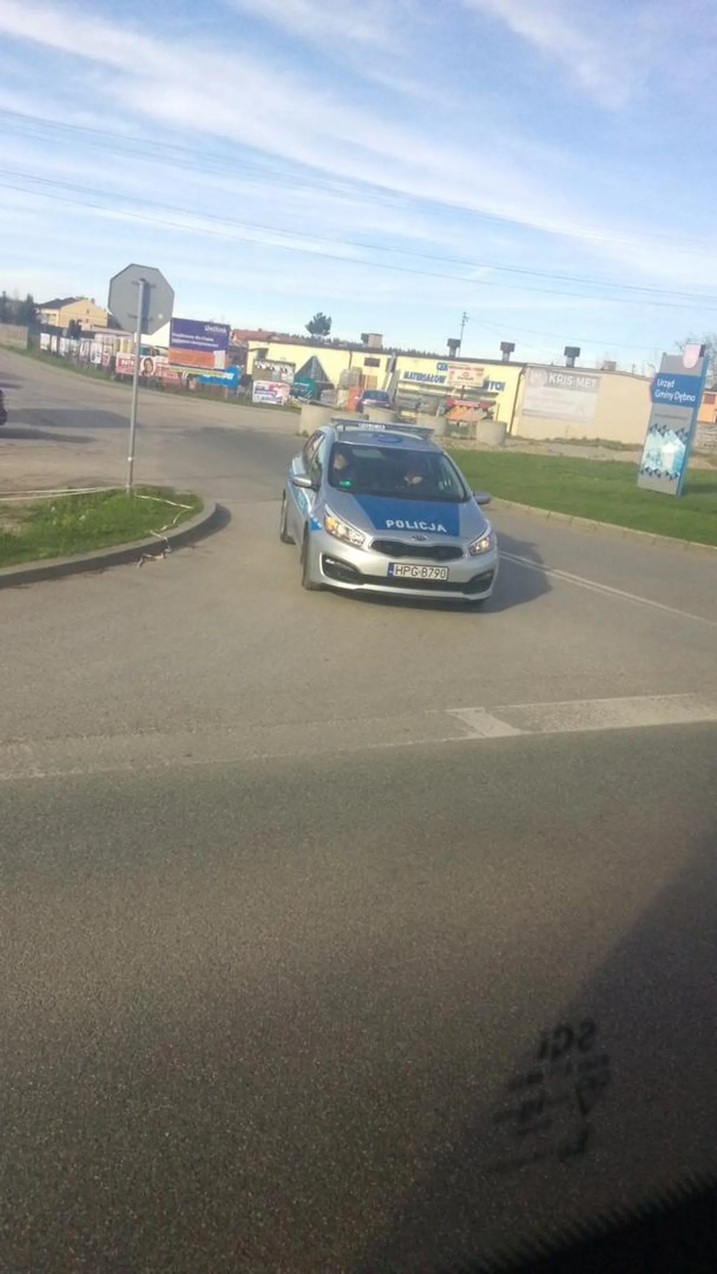 Bardzo ładny samochód mieli ale ktoś jechał na motorze a oni włączyli ledy na dachu i migało i wydawało dźwięki jak straż pożarna ale bardzo piękny srebno niebieski samochód polecam zawsze na drogach zawsze potrafią rozkręcić ruch na ulicy