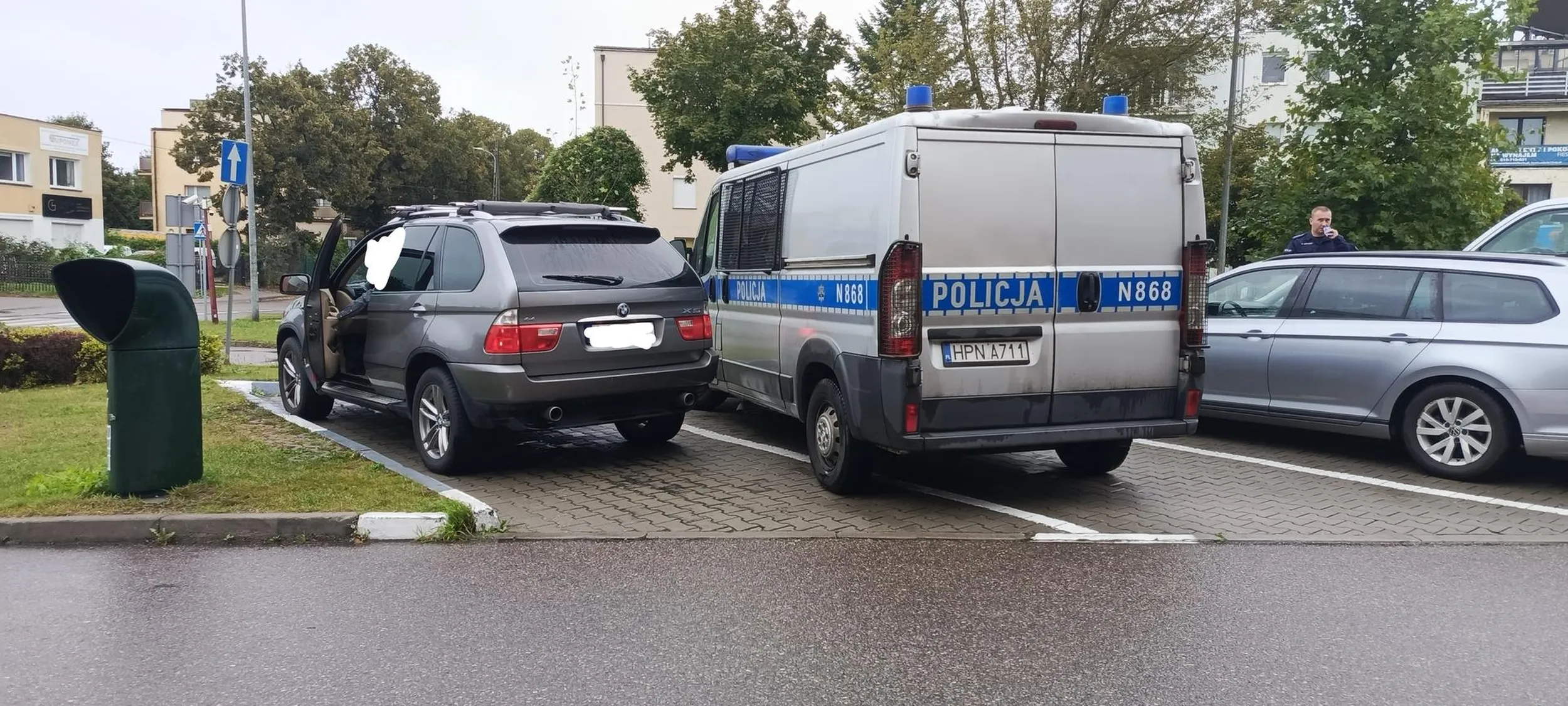 Panowie policjanci z Gdyni. Kierowca obok którego zaparkowaliście by zjeść sobie w restauracji McDonalds na pewno będzie bardzo mile zaskoczony z zaistniałej sytuacji poprzez praktyczne uniemożliwienie wyjazdu z miejsca parkingowego bez ryzyka uszkodzenia pojazdu.