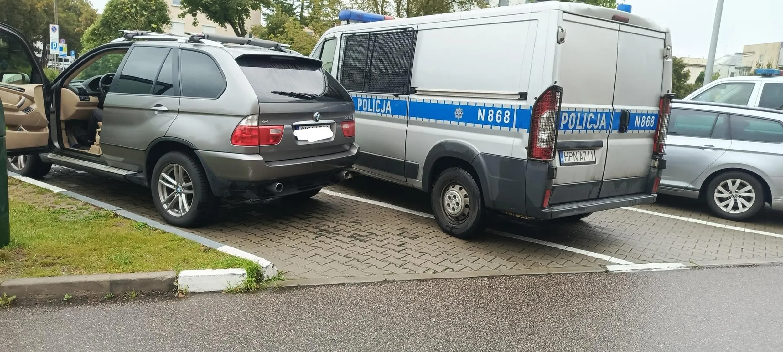 Panowie policjanci z Gdyni. Kierowca obok którego zaparkowaliście by zjeść sobie w restauracji McDonalds na pewno będzie bardzo mile zaskoczony z zaistniałej sytuacji poprzez praktyczne uniemożliwienie wyjazdu z miejsca parkingowego bez ryzyka uszkodzenia pojazdu.