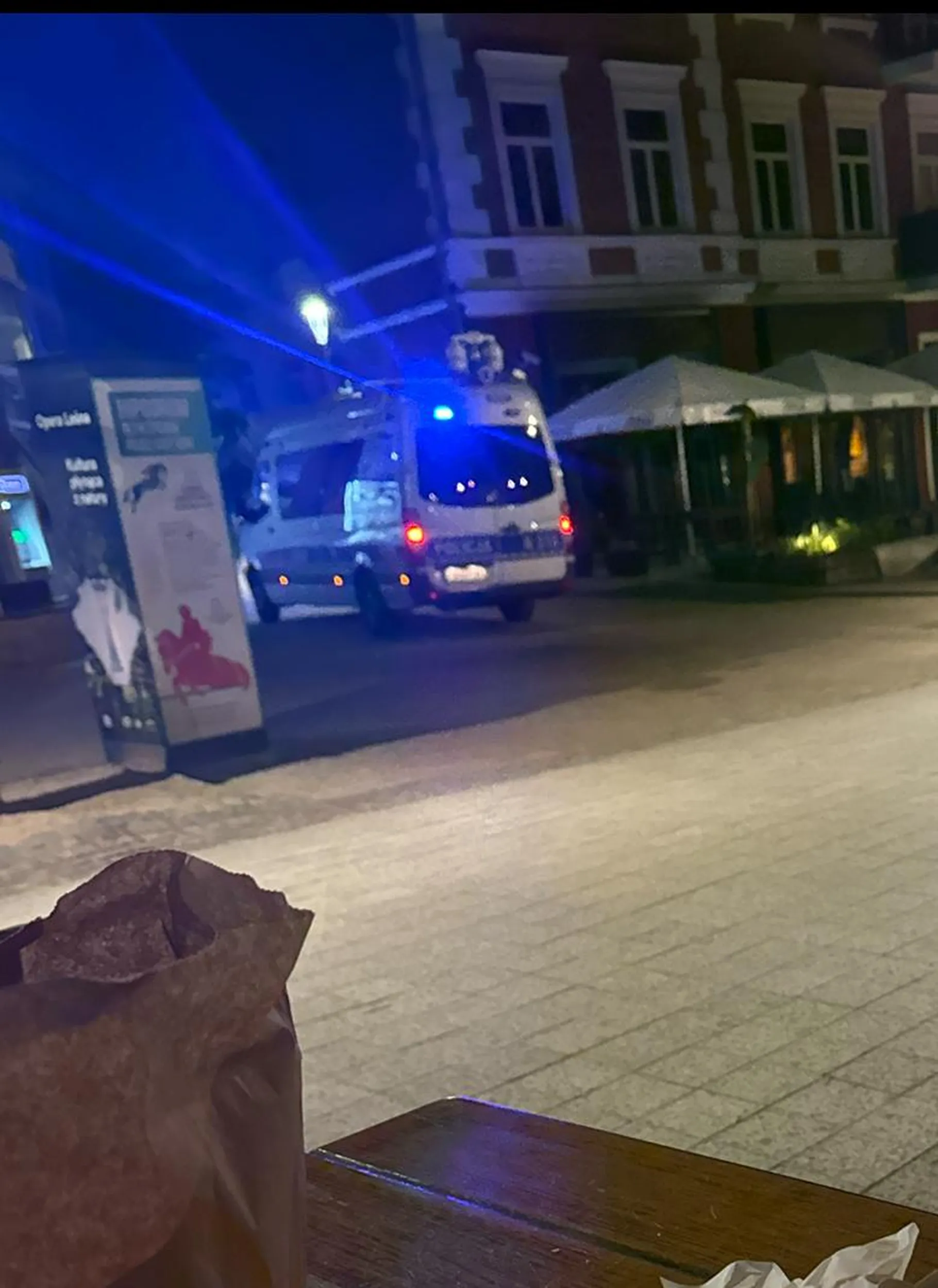 Radiowóz na sygnałach do maka sobie podjeżdża xd chyba nie po to są te sygnały??