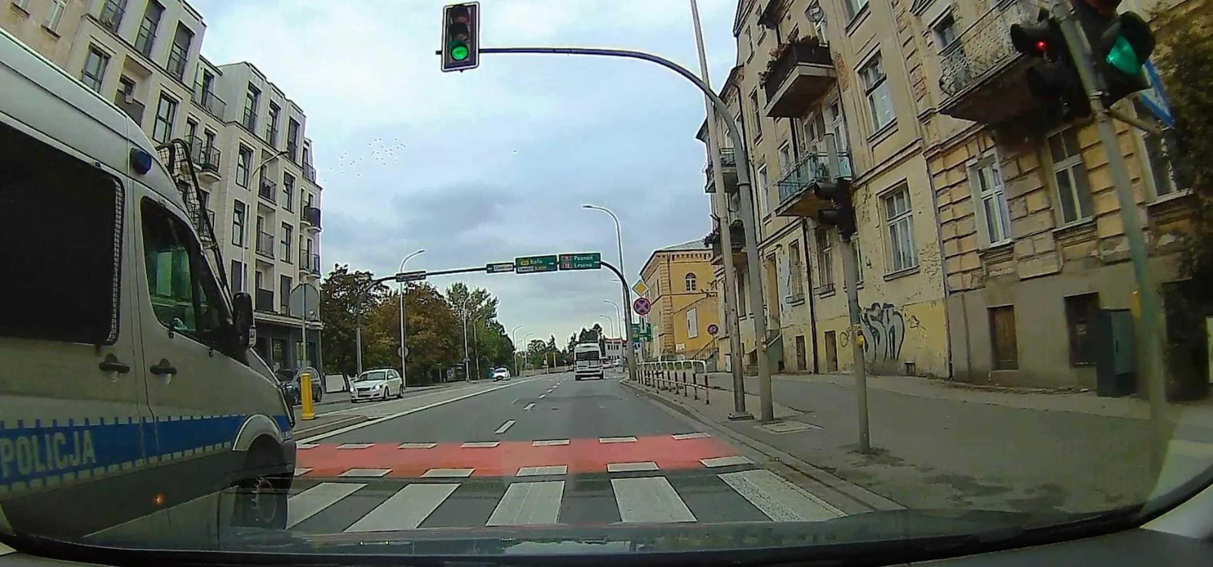 policyjny mistrz kierownicy, wyprzedzanie na pasach plus nie zatrzymanie na zielonej strzałce - razem 1500 + 600, 15 + 6 punktów. Pewnie spieszył się wystawiać mandaty