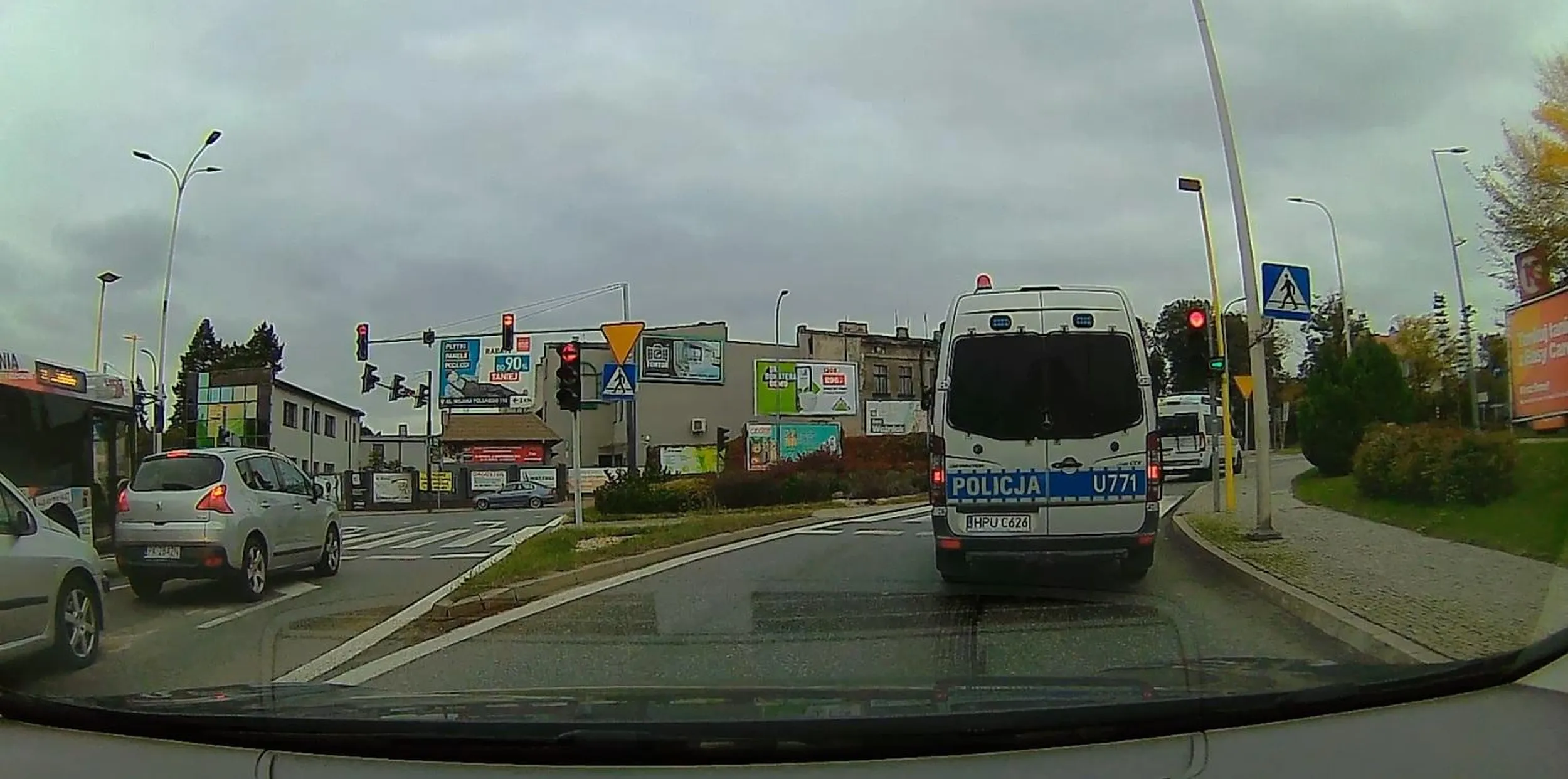 policyjny mistrz kierownicy, wyprzedzanie na pasach plus nie zatrzymanie na zielonej strzałce - razem 1500 + 600, 15 + 6 punktów. Pewnie spieszył się wystawiać mandaty