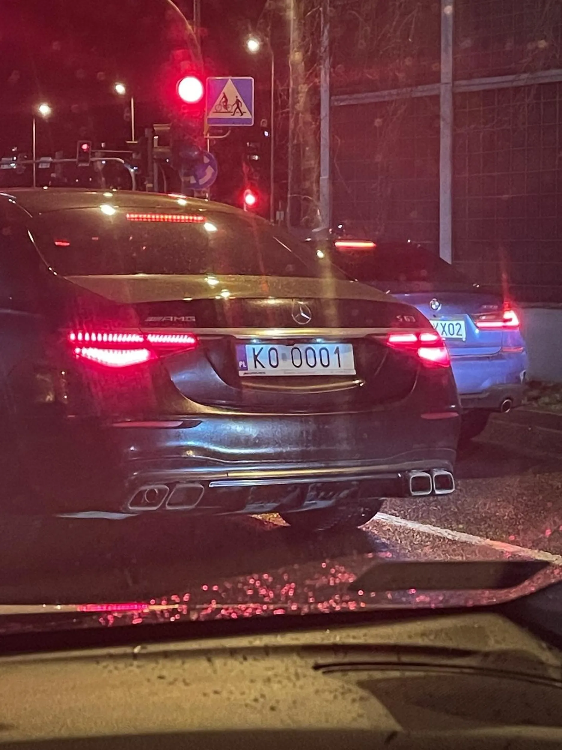 Właściciel naraża się na skasowanie swojego s63. Ja jechałem w lewo z pasa do lewoskretu a on wyjeżdżając na czerwonym z buspasa po mojej prawej ściął ten zakręt w prawo wyjeżdżając mi przed maskę. Brak kolizji to cud bo ja akurat miałem już zielone i zacząłem jechać z intencją jak najszybszego startu bez poślizgu kół w miejscu bo się spieszyłem. Dogoniłem żeby zrobić zdjęcie i zgłosić to na policję ale sobie daruję bo przy tym stylu jazdy ta osoba i tak już pewnie nie ma prawka. Gratuluję takiego opanowania samochodu przy  mokrej nawierzchni. Nagłyi niespodziewany dźwięk redukowanego biegu w V8 przy moim prawym błotniku zrobił na mnie wrażenie. Pozdrawiam.