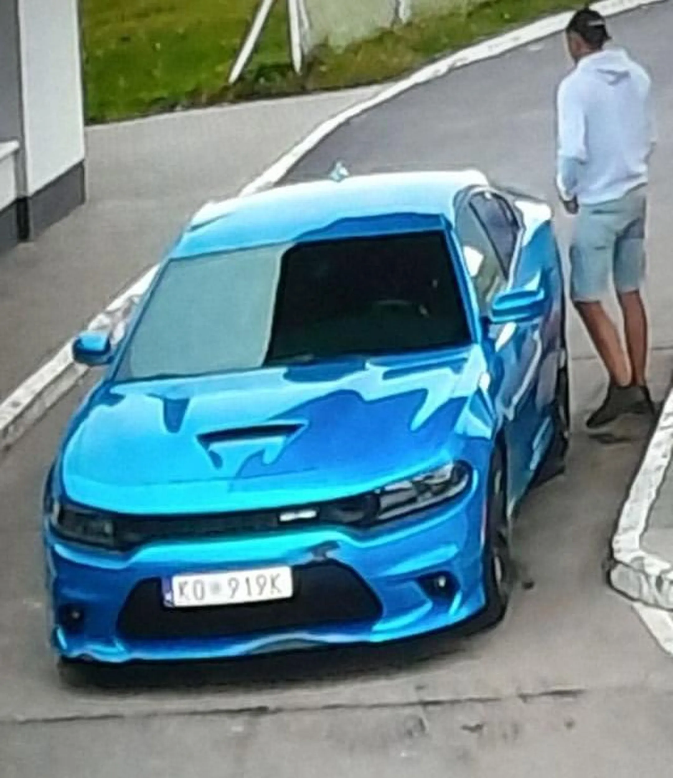 Koleś najpierw zaczął palić gumę na stacji benzynowej a potem wjechał za stację i zaczął się zabawiać ze swoim kumplem XD chłopie wszyscy widzieli że robisz lache