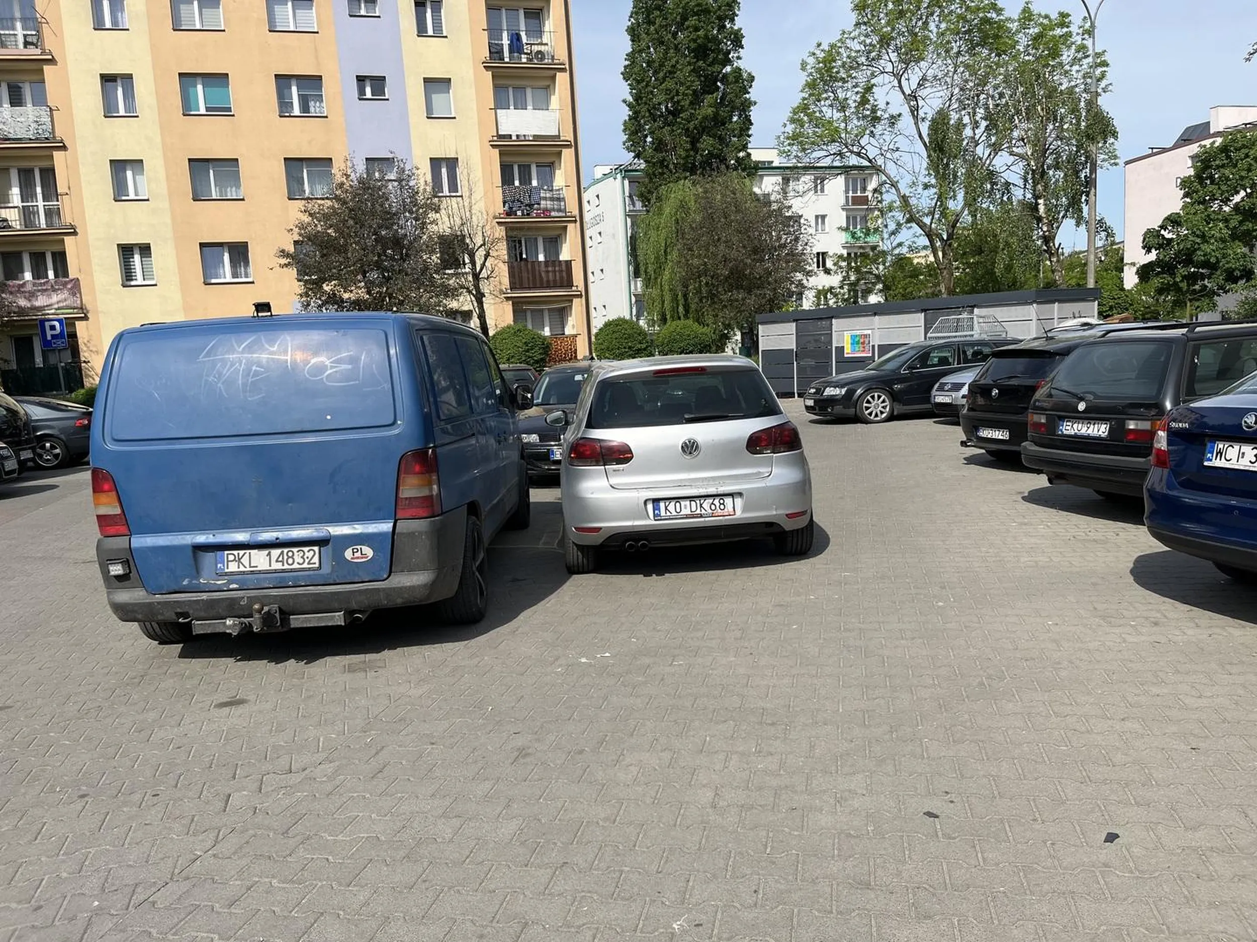 Zaparkowal auto na srodku czyniac parking nieprzejezdnym z tej strony, nie da sie normalnie wykrecic czy dotrzec do miejsc parkingowych dalej, auta zastawione. Nie pozdrawiam