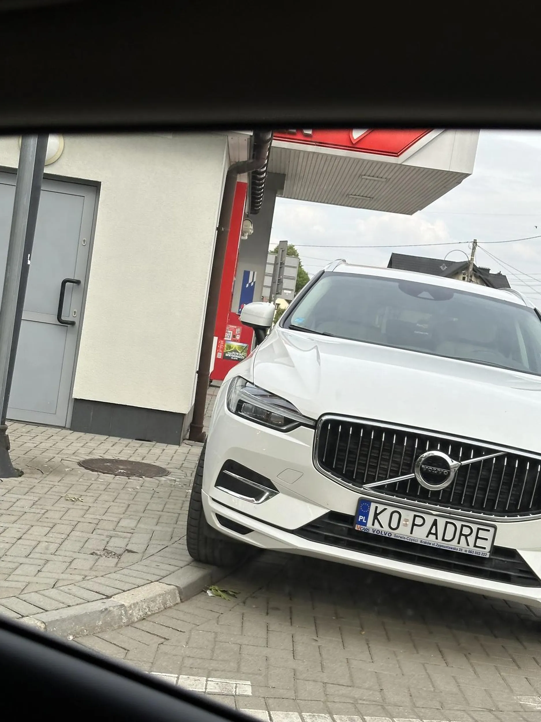 zasłania widok do wyjazdu ze stacji...