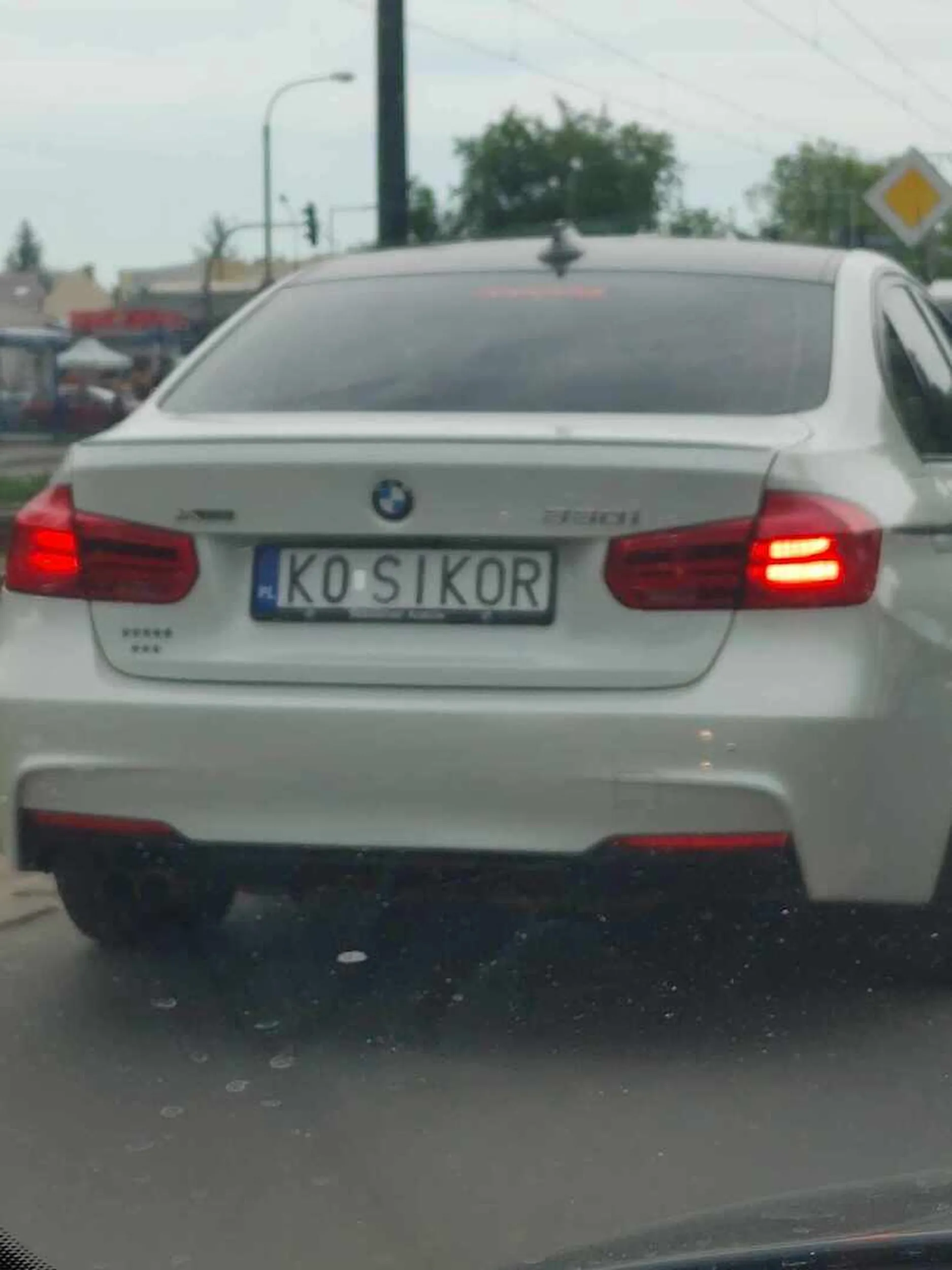 Gówniarz wyprzedza dla popisu przy koledze obok i prawie doszło by do wypadku, myśli że jak tatuś dał bmw to mu wszystko wolno.