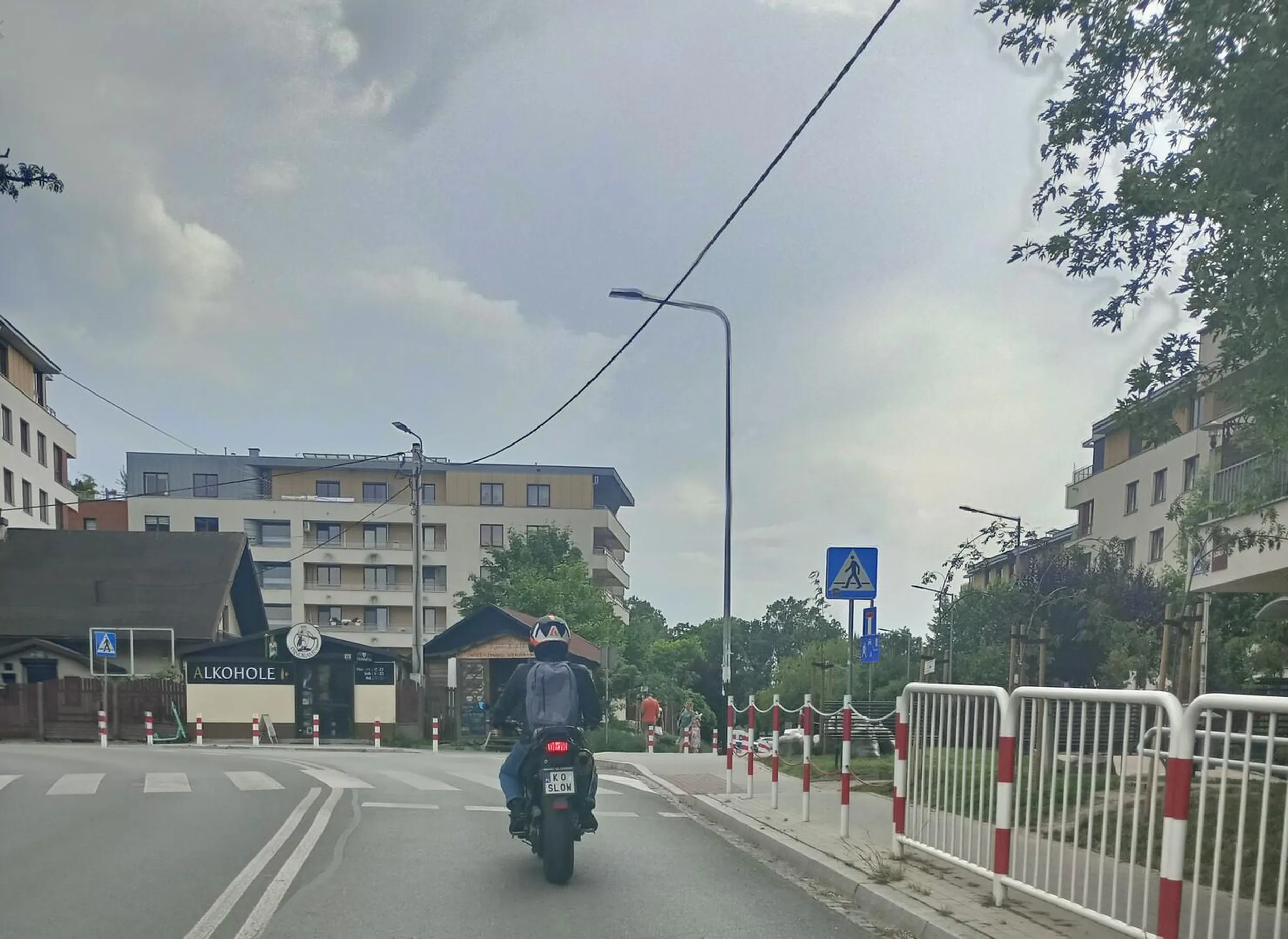 Koleś na milimetry wpierdala się przed samochód, żeby być pierwszym na światłach.