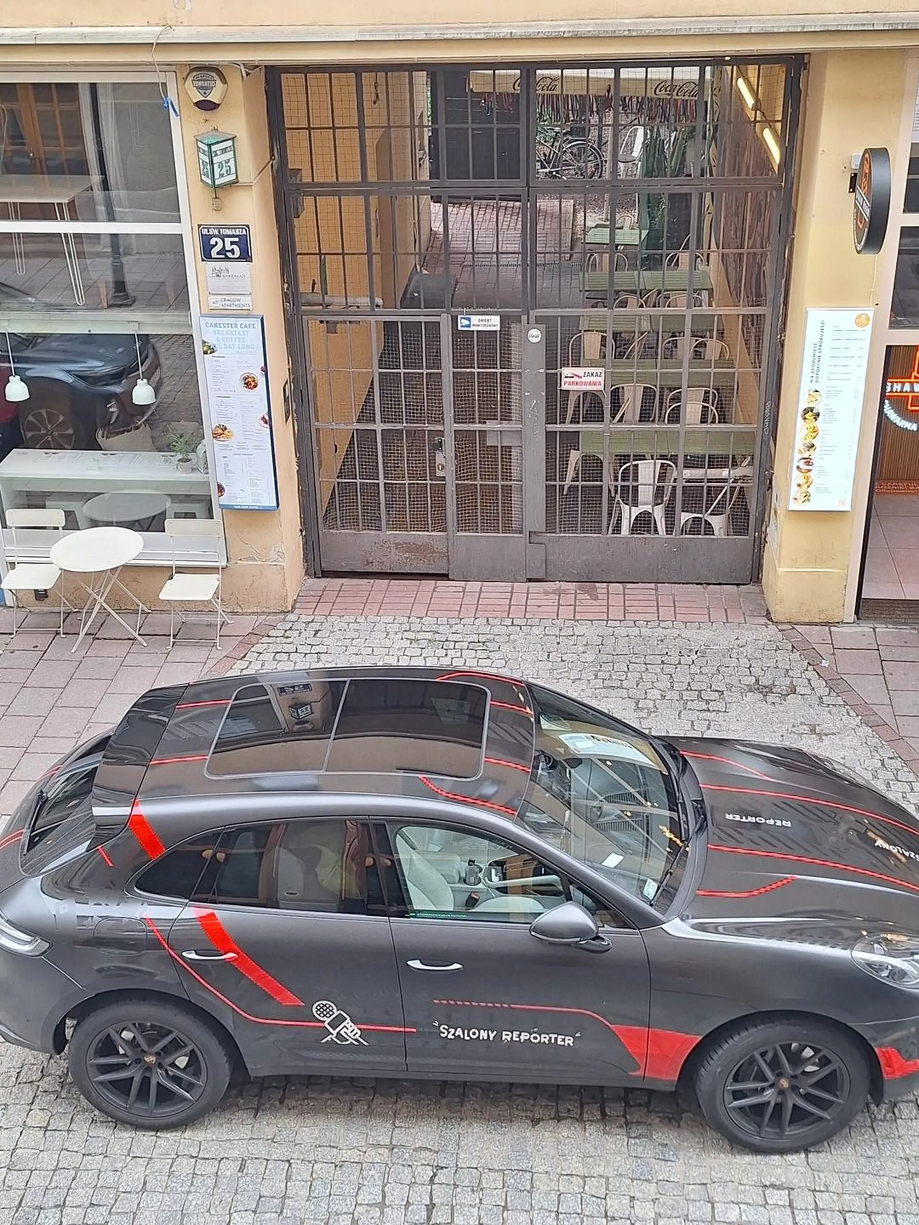 Właścicel chyba nie wie co oznacza znak zakaz parkowania