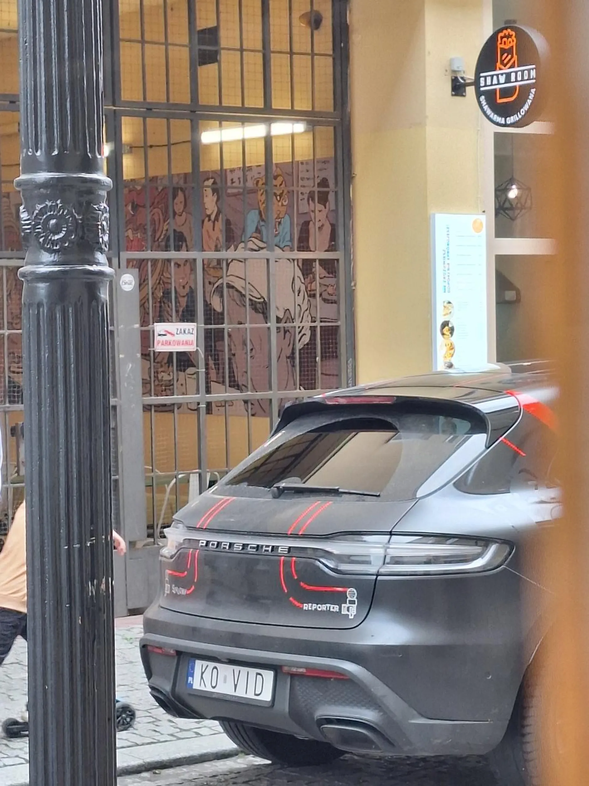 Właścicel chyba nie wie co oznacza znak zakaz parkowania