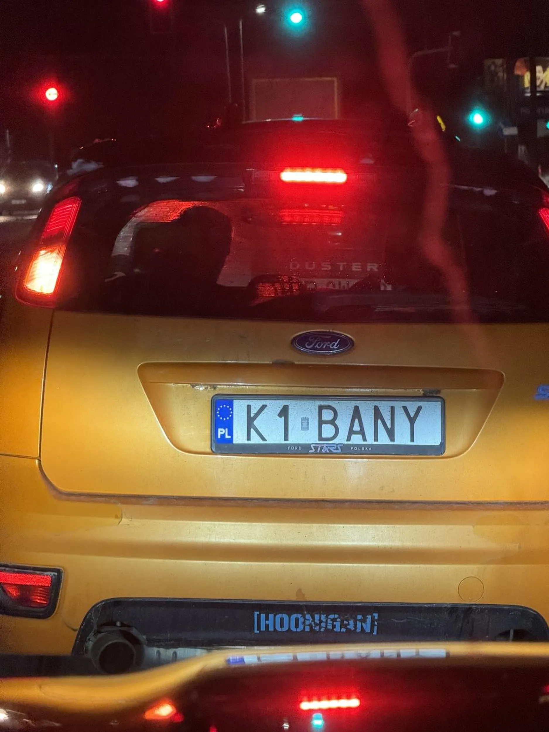 Agresywna jazda na zderzakach, bezsensowne gwałtowne przyspieszanie i nagłe hamowanie w warunkach nie najlepszych do takiej jazdy. Auto w opłakanym stanie technicznym- tłumik z prawej strony nie trzyma się i nieomal ociera o ziemię, po prawej stronie światło stopu nie działa. Masakra.