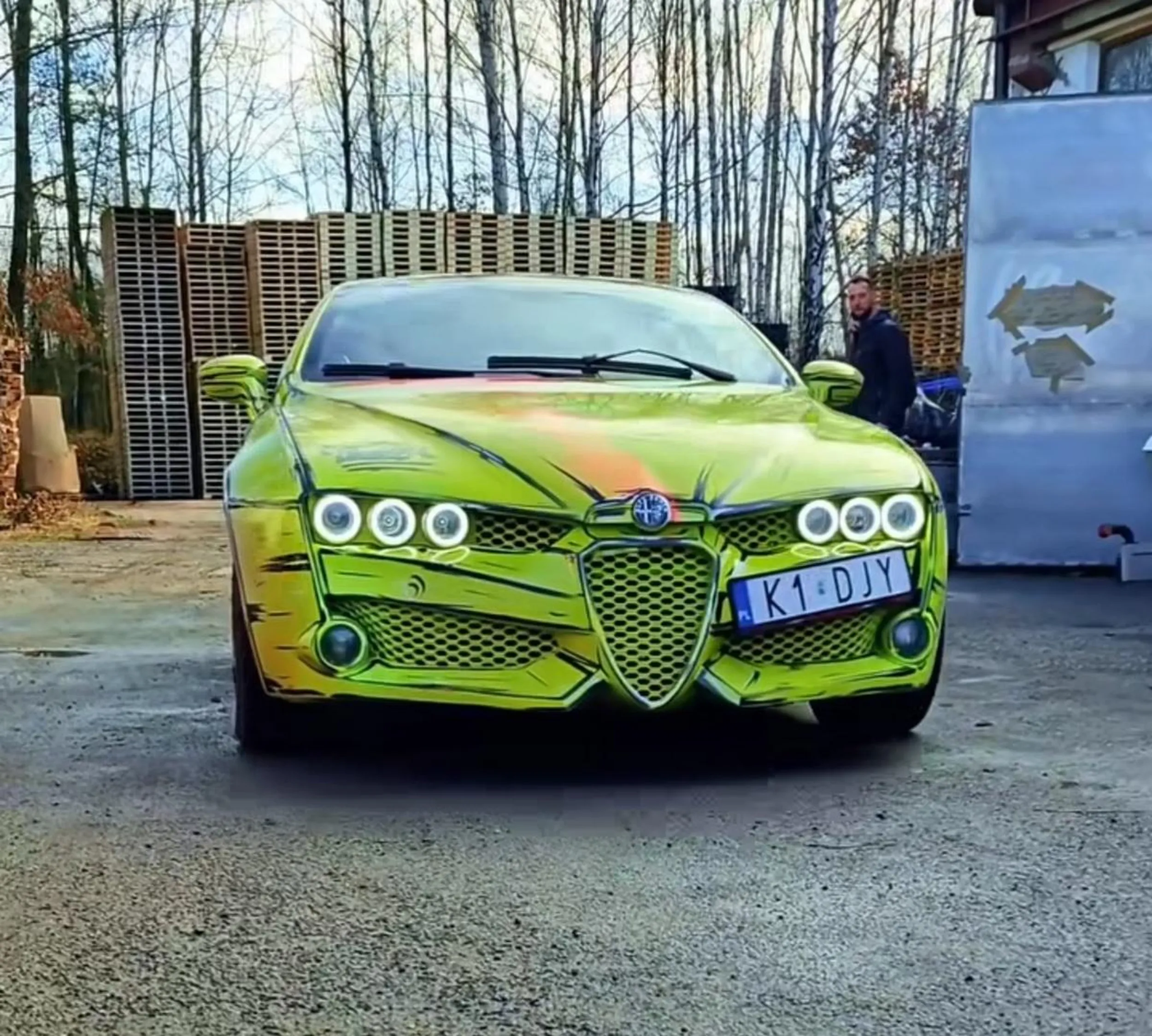 Co to kurewka za wynalazek ??? Jak można tak spierdolić tak brzydkie auto malowaniem ....I te Hińsjie światełka