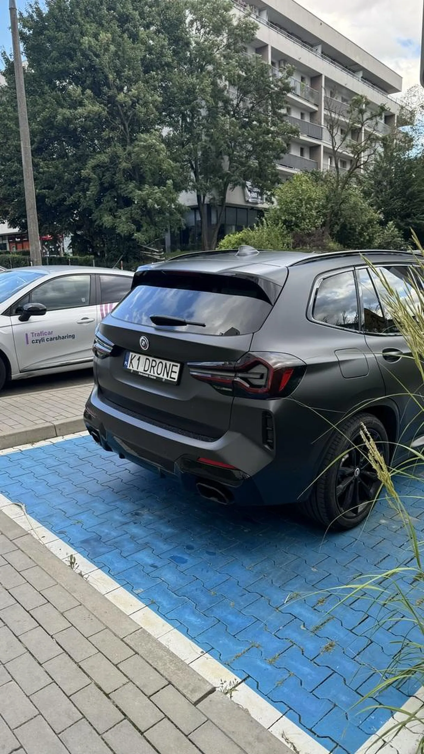 Krystianek parkuje na kopercie żeby odebrać pizzę dla siebie i swojej Marioli. Nieładnie.