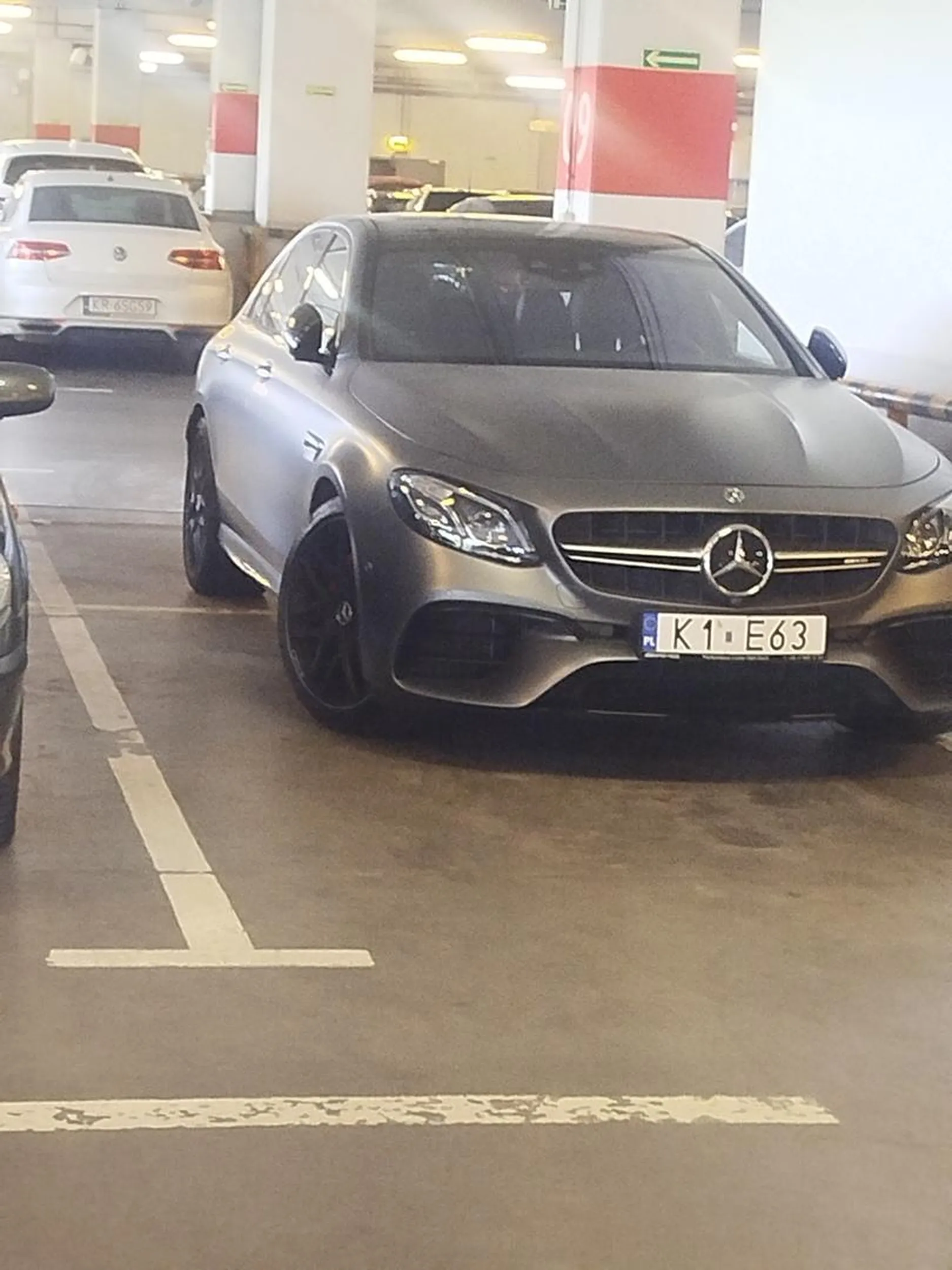 Dupa nie kierowca ma mercedeska na custom blachach i myśli że może zająć dwa miejsca