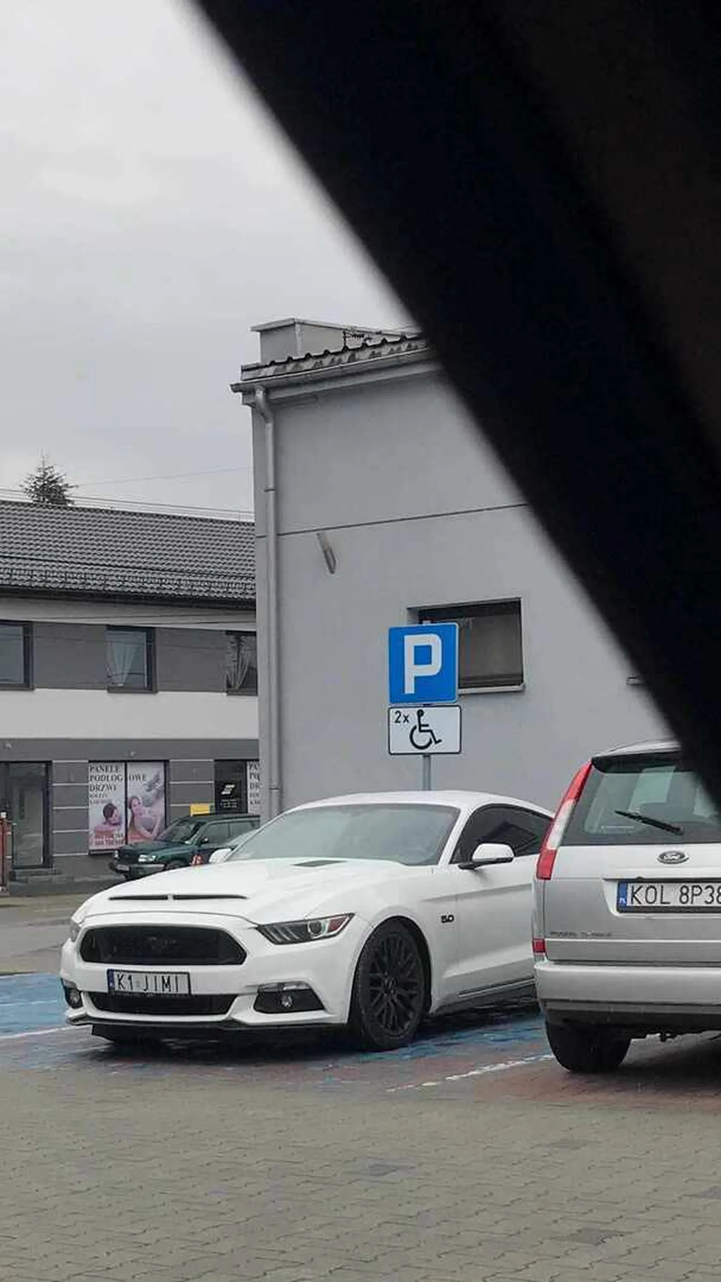 Po twarzy widać, że kierowca upośledzony, ale oczywiście karty upoważniającej do parkowania brak