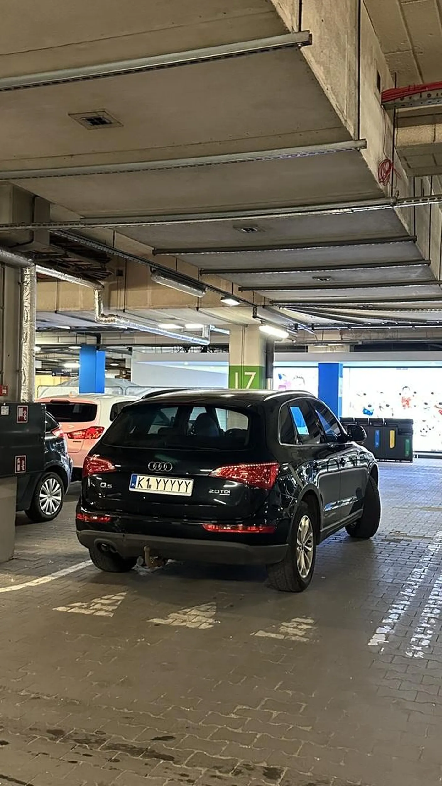 Parkuje na drodze w parkingu podziemnym