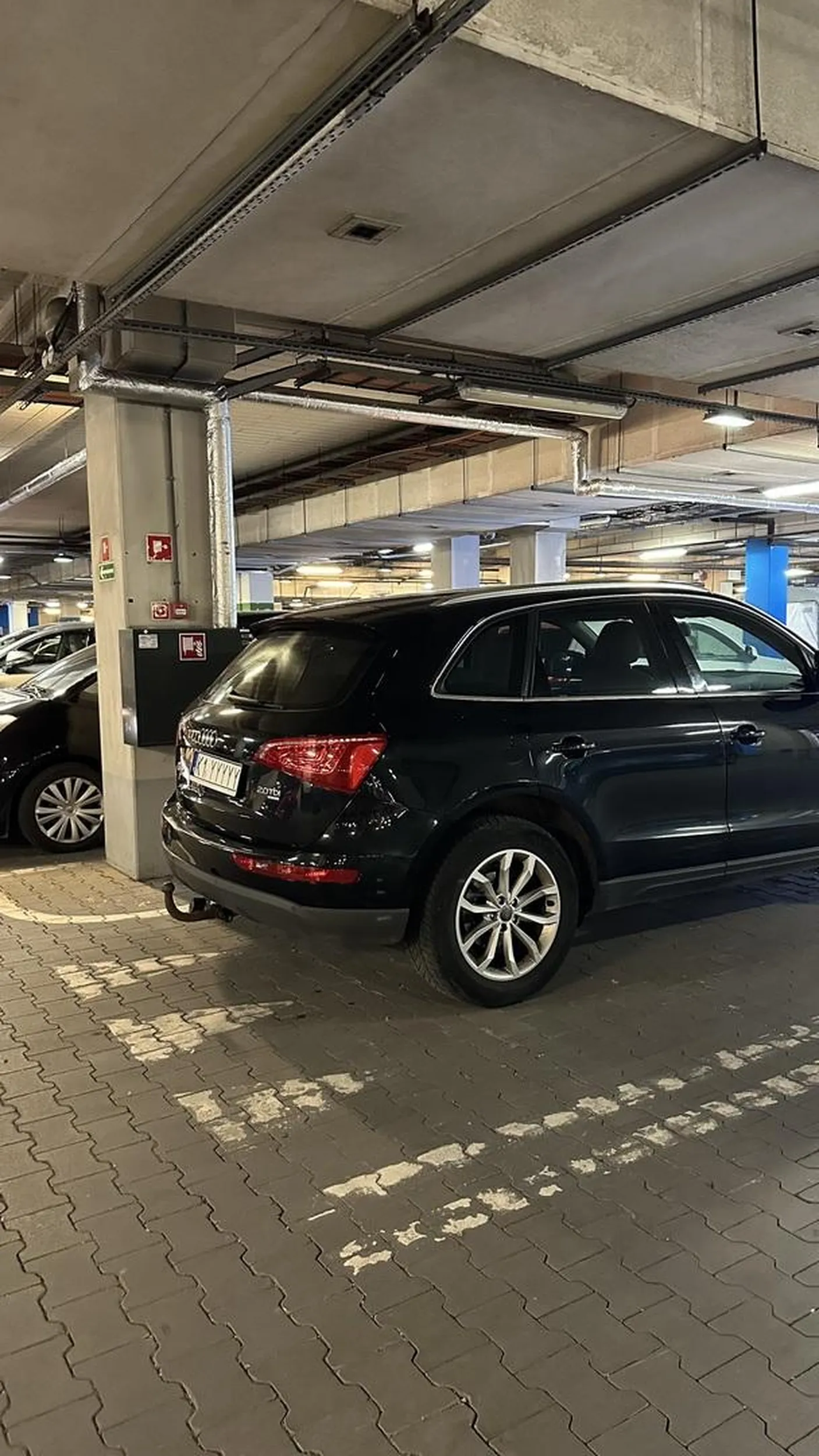 Parkuje na drodze w parkingu podziemnym