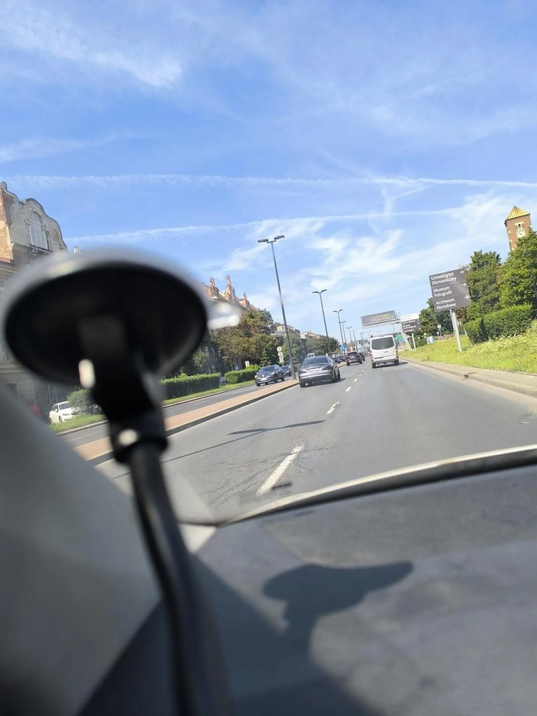 Kierowca jeździ niebezpiecznie i Stwarza zagrożenie na drodze zmienia pasy w niebezpieczny sposób i w niebezpiecznych miejscach przekracza linie ciągłą i podwójną ciągłą nie patrząc na innych ciągle ma pretensje że inni jeżdżą nie po jego myśli Powinno mu zostać zabrane prawo jazdy