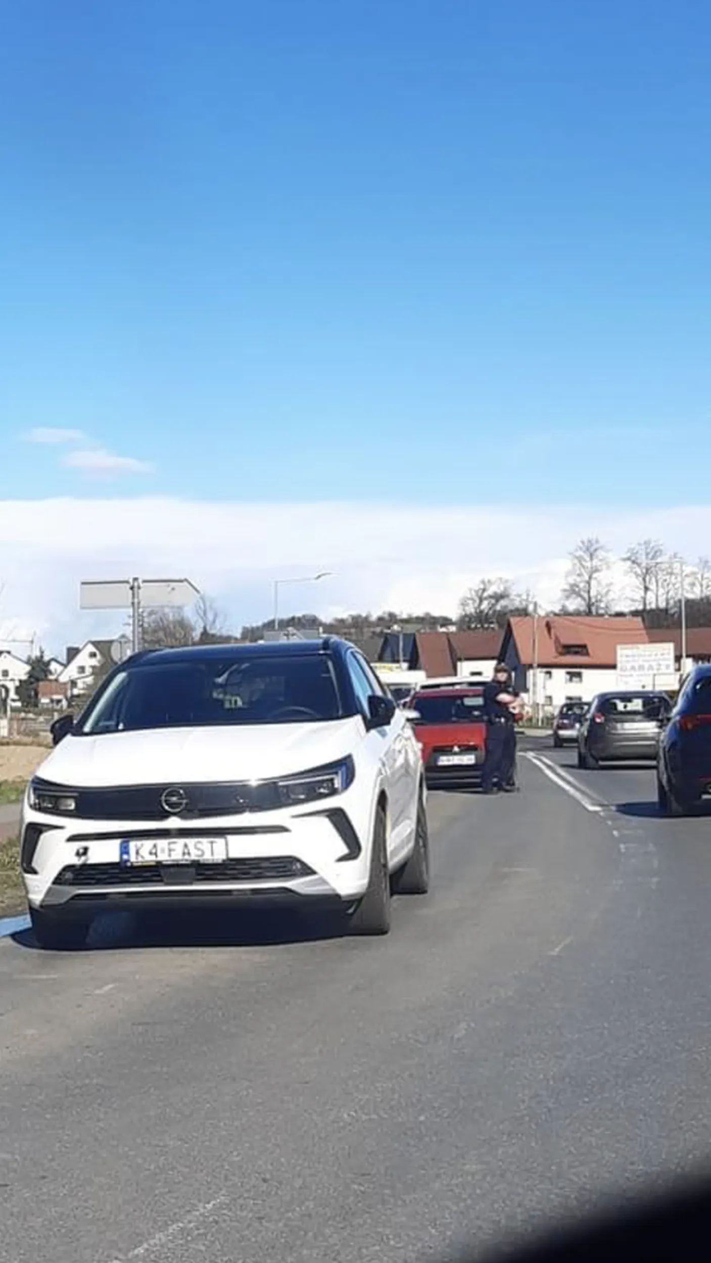 Rozkraczył się na środku drogi przy wjeździe do myslenic od strony osieczan i cały dzień cała gmina stoi w korkach bo jaśnie pana nie można odholować tylko straz miejska puszcza ruch wahadłowo…