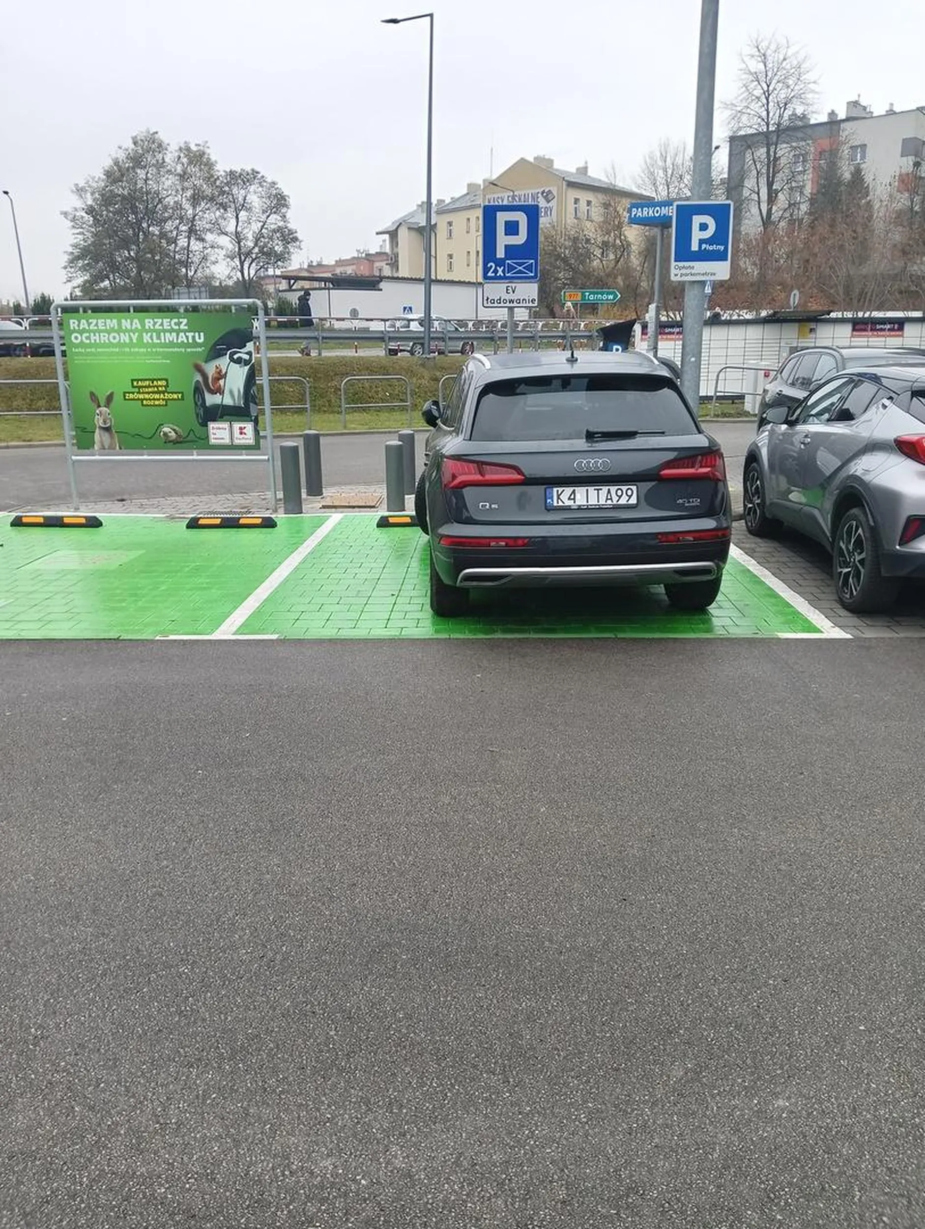 Tutaj się nie stoi takim autem paniusiu