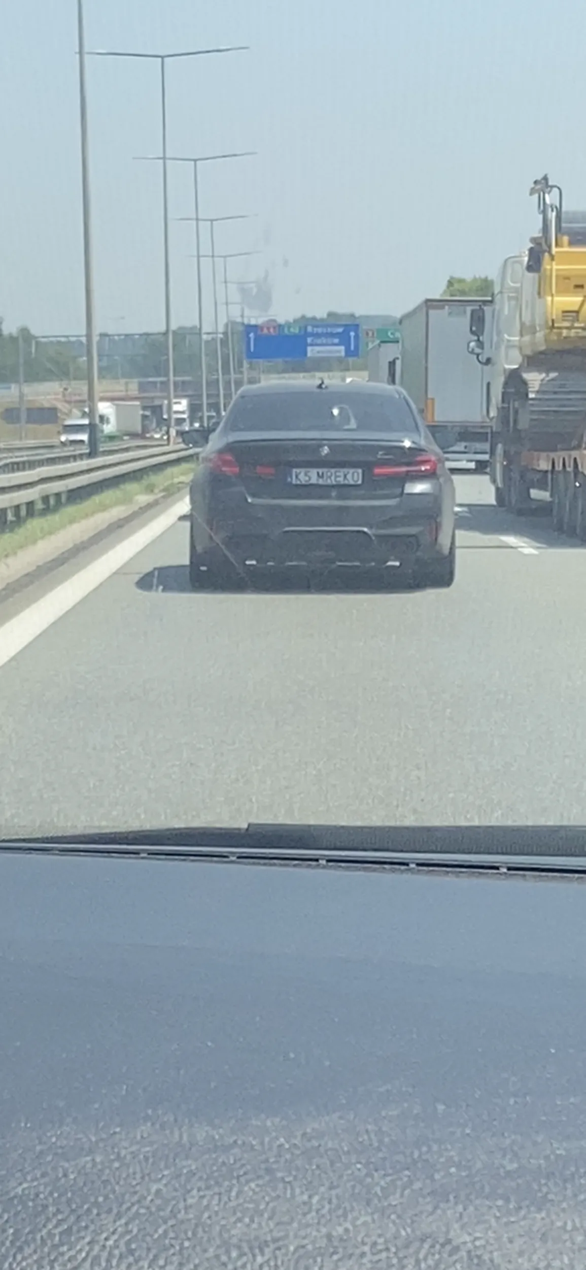 Niebezpieczne zachowanie na autostradzie, agresywne przyspieszanie nie zwracając uwagi na samochód jadący przed nim.