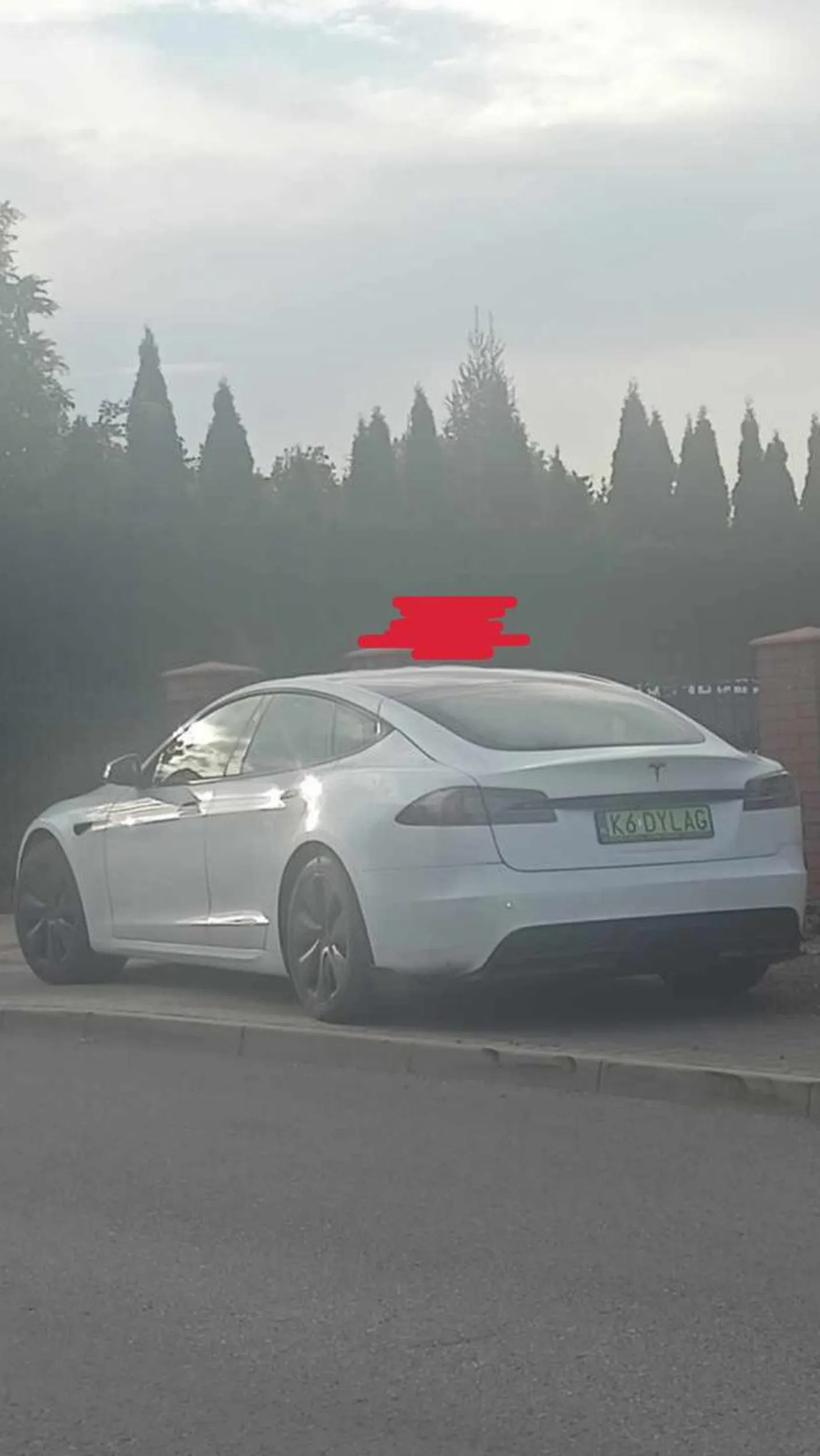 Gościu stanął na mojej drodze prywatnej (zastawiając cały wyjazd). Uprzejmie poprosiłam go, aby wyjechał oraz żeby następnym razem nie zastawiał wyjazdu, tylko parkował gdzie indziej (bo to droga prywatna), a ten zaczął mówić: ,,droga prywatna i co z tego? Niech pani spie***a”. Odjechać odjechał, ale brak kultury osobistej bije na kilometr od tego człowieka. Weź się nadęty typie ogarnij, bo nie dość, że cały wjazd (w dodatku nie na swojej drodze) zastawiłeś, to jeszcze wyskakujesz z wulgaryzmami. Jesteś katastrofą dla wszystkich uczestników ruchu drogowego. Nie pozdrawiam.