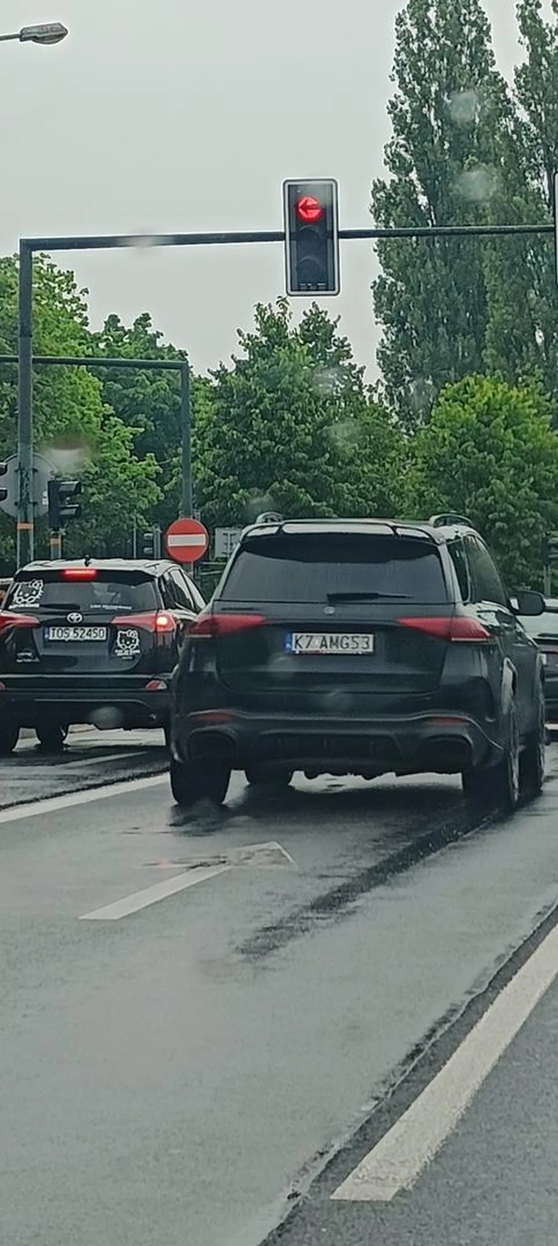 W ostatniej chwili, bez migacza zajeżdża drogę, dobrze że zdążyłem przyhamować....