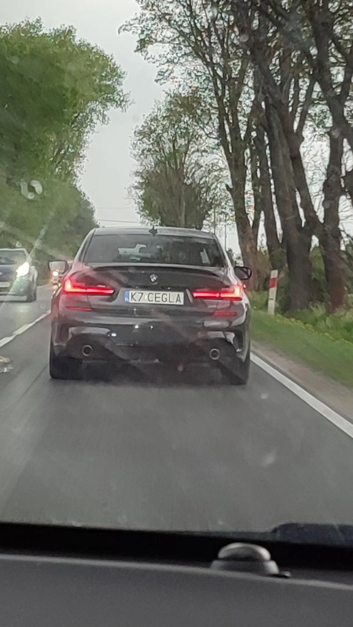 Kierowca nie patrzy w lusterka ? Ale używa kierunkowskazów ??