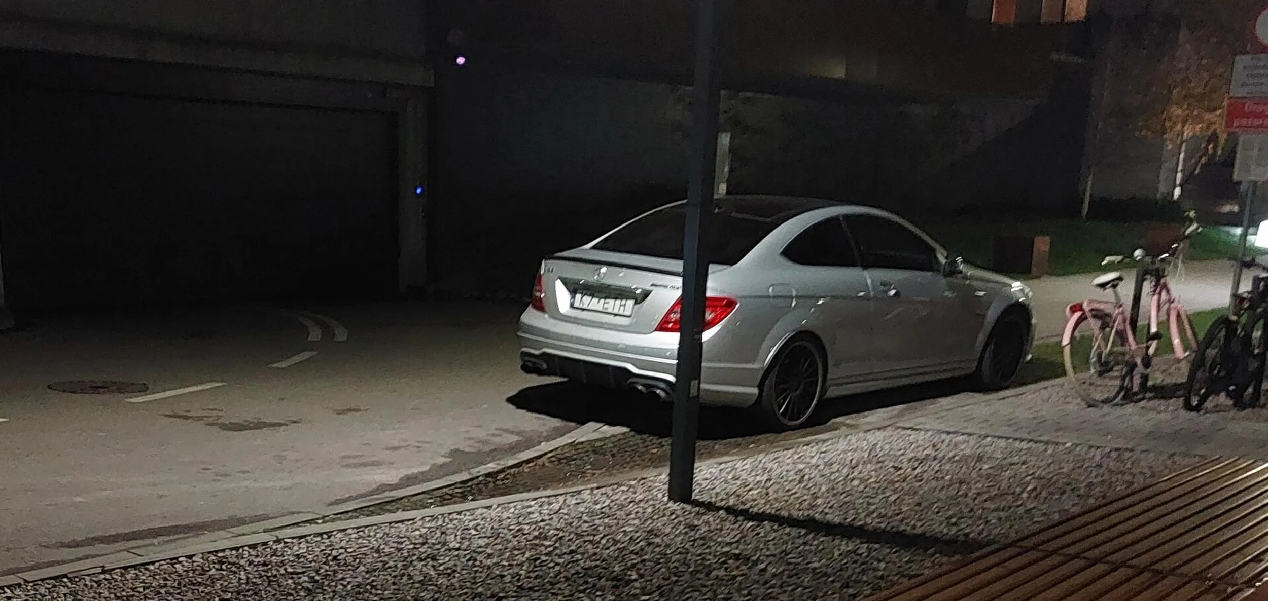 Parkuje szrota na wjeździe do garażu, mimo że 200 metrów dalej jest niejedno wolne miejsce parkingowe. Ale dupy się nie chce ruszyć