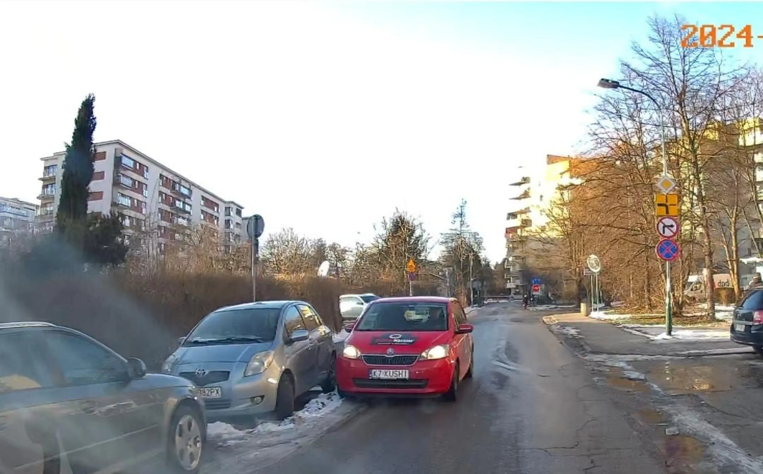 Zwykły pajac. Przepisy ruchu drogowe w głębokim poważaniu. Jednym słowem wymuszanie pierwszeństwa.