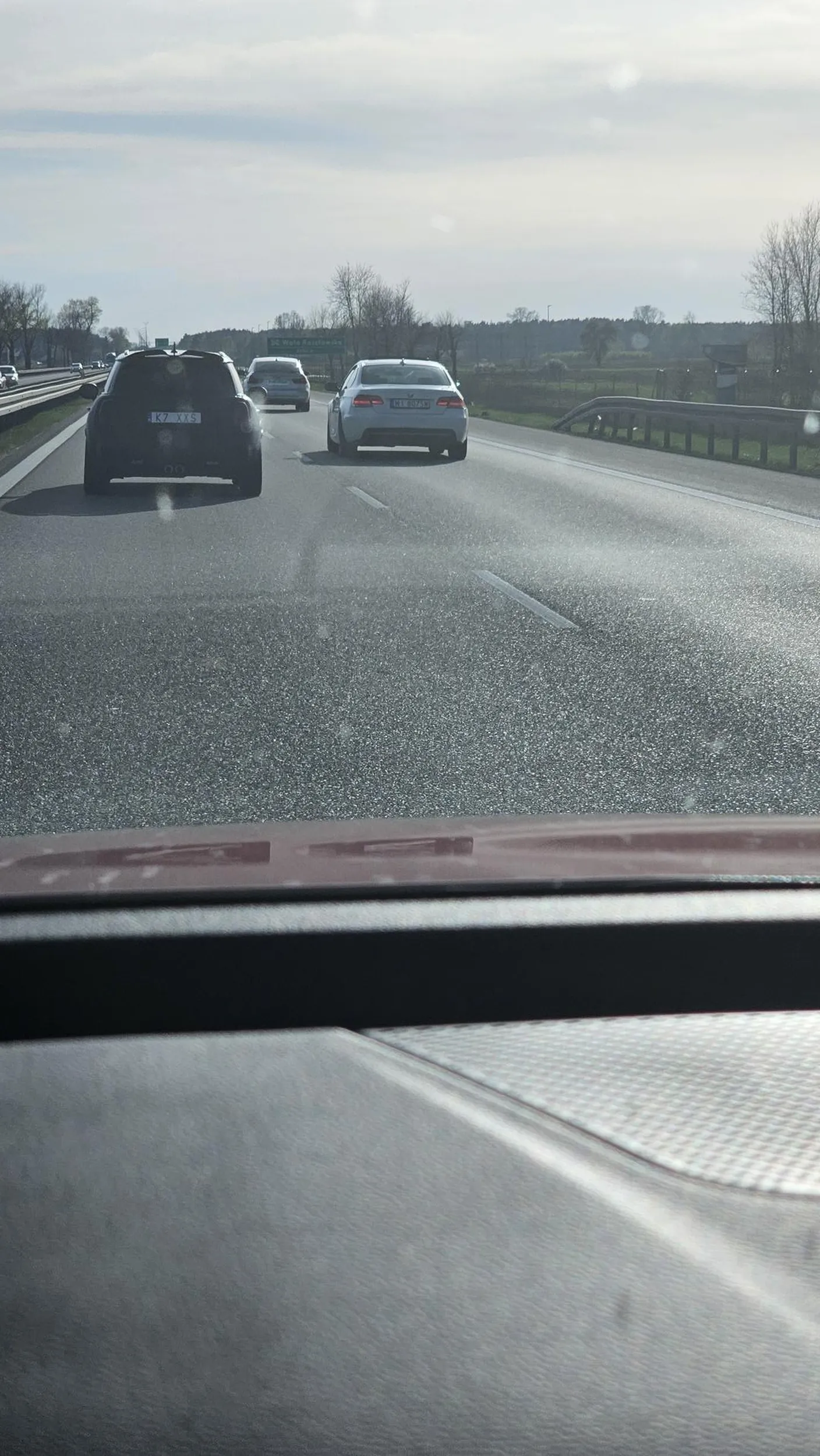 Ta para z tym BMW zapomniała że jedzie droga publiczną a nie prywatnym torem. Wyprzedanie poboczem, jazda na zderzak. Skrajna nieodpowiedzialność i brak rozumu.