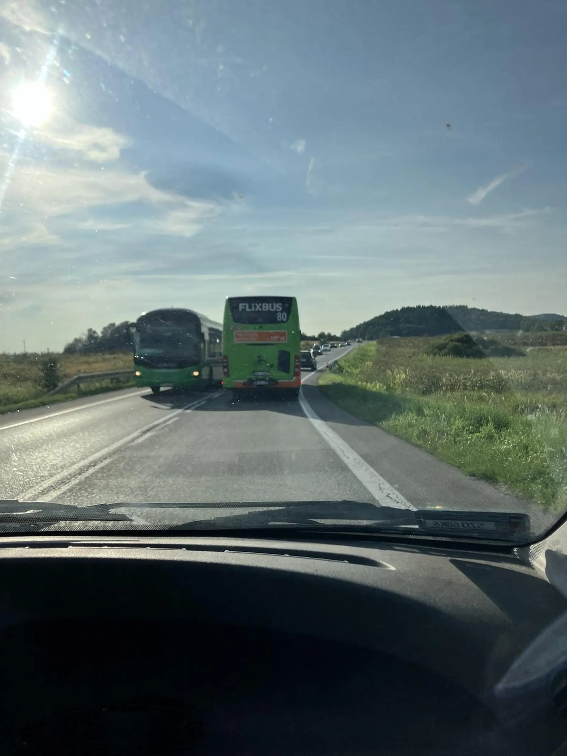 Flixbus droga z Przemyśla na Kraków, chwilę za Sanokiem rozpoczyna wyprzedanie na podwójnej ciągłej przed zakrętem , gdy wyjeżdża auto z naprzeciwka prawie nas spycha do rowu. Gdyby nie szybkie hamowanie z naszej strony to byłby wypadek. Totalny brak odpowiedzialności, ktoś taki nie powinien mieć prawojazdy a co dopiero wozić ludzi. Zdjęcie zaraz po zdarzeniu.