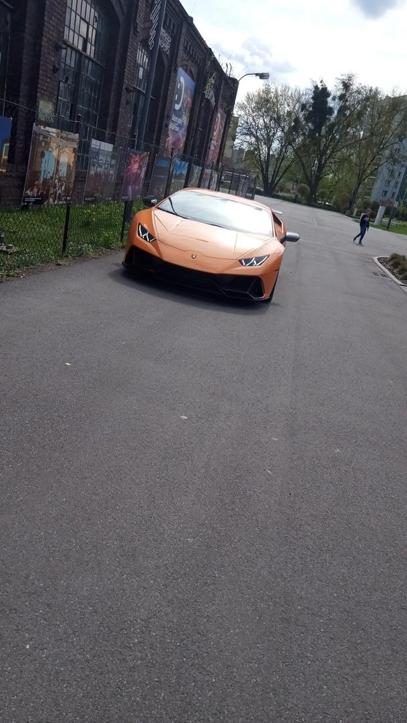 Ludzie zazdroszczą pisząc te komentarze. Ja mam własną opinie Mily pan daje nagrywać swoje auto nie jak niektórzy i mega ladna furka