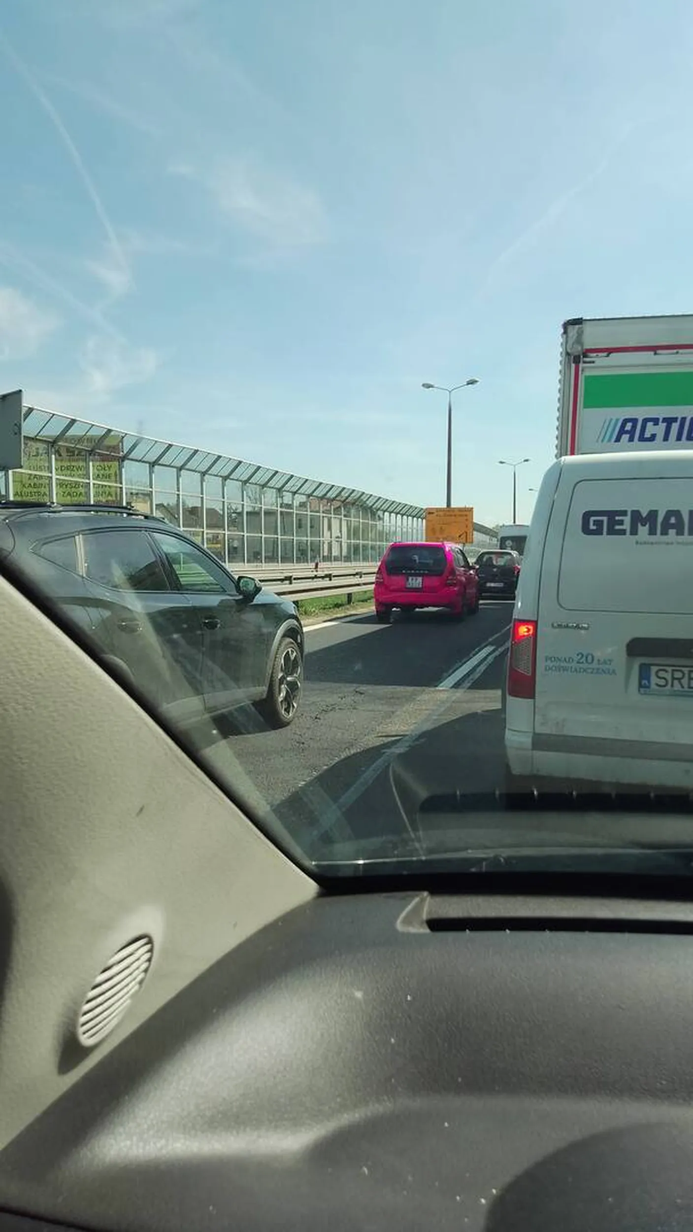 Plastikowa Barbie z łbem pustaka mknie różowym auteczkiem z otwartymi oknami i muza ludów prymitywnych Afryki.   farbowana blond wiesniaro. Pustaku jebnij się dziunia mocno w łeb i idź do PSYCHIATRY!! Jesteś żałosna!