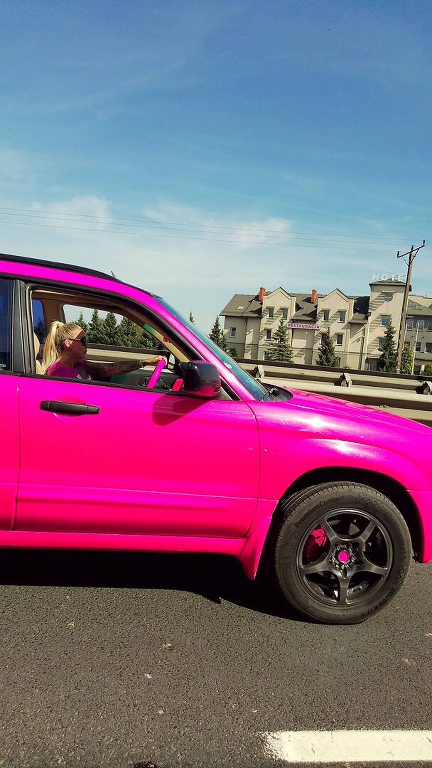 Plastikowa Barbie z łbem pustaka mknie różowym auteczkiem z otwartymi oknami i muza ludów prymitywnych Afryki.   farbowana blond wiesniaro. Pustaku jebnij się dziunia mocno w łeb i idź do PSYCHIATRY!! Jesteś żałosna!