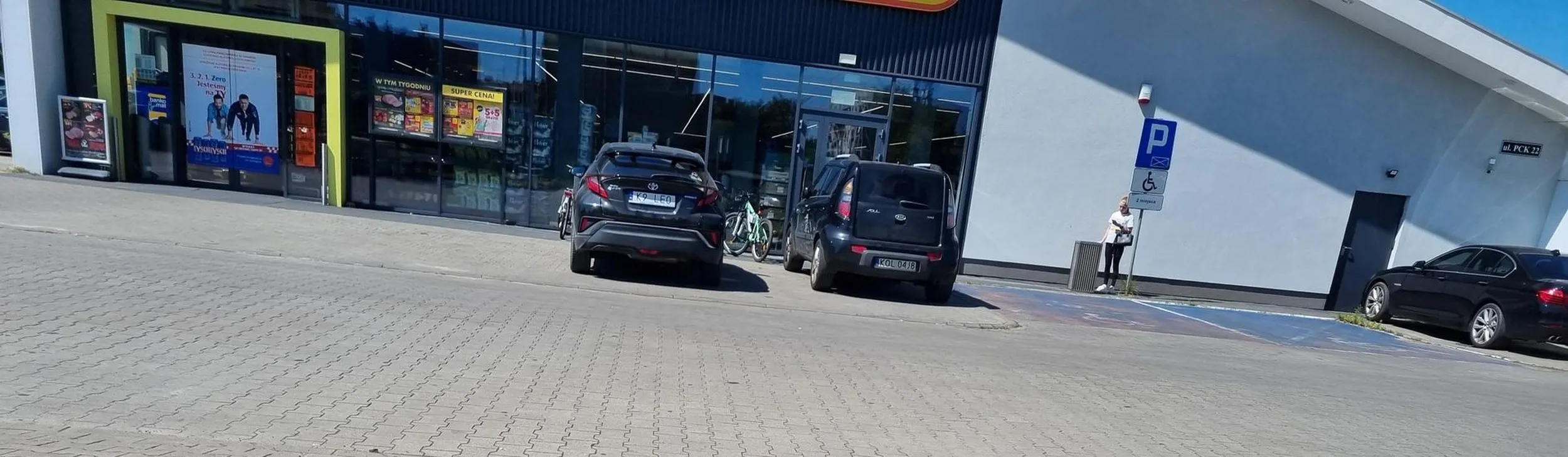 samochód zaparkowany na chodniku, zostawiony włączony silnik z klimą bez kierowcy, zastawia parking dla rowerów, porażka na blachy, nie stać na rozum...