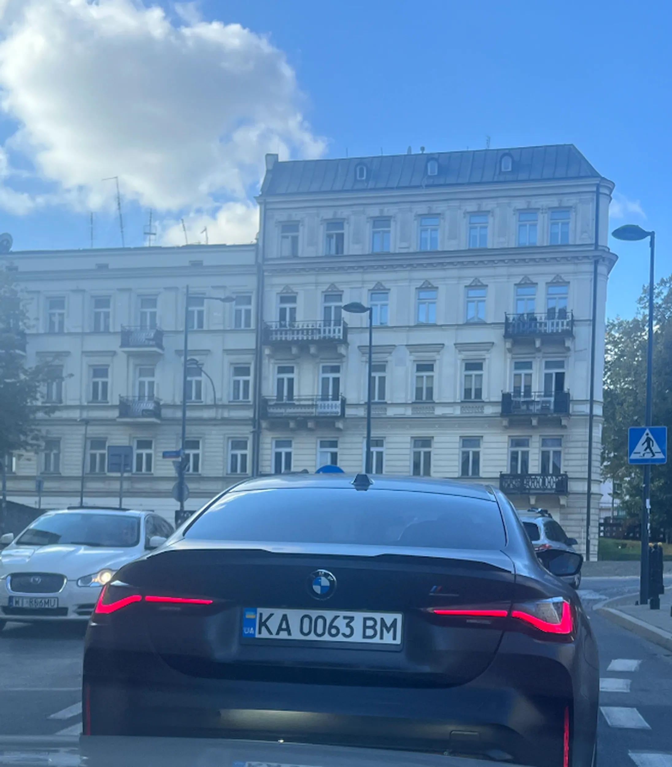 Kierowca niebezpieczne szaleje po Warszawie co chwile gaz w podłodze, a potem hamuje,  nie potrafi ogarnąć auta i rzuca nim po drodze. Zapraszam tak jeździć NA ukrainę